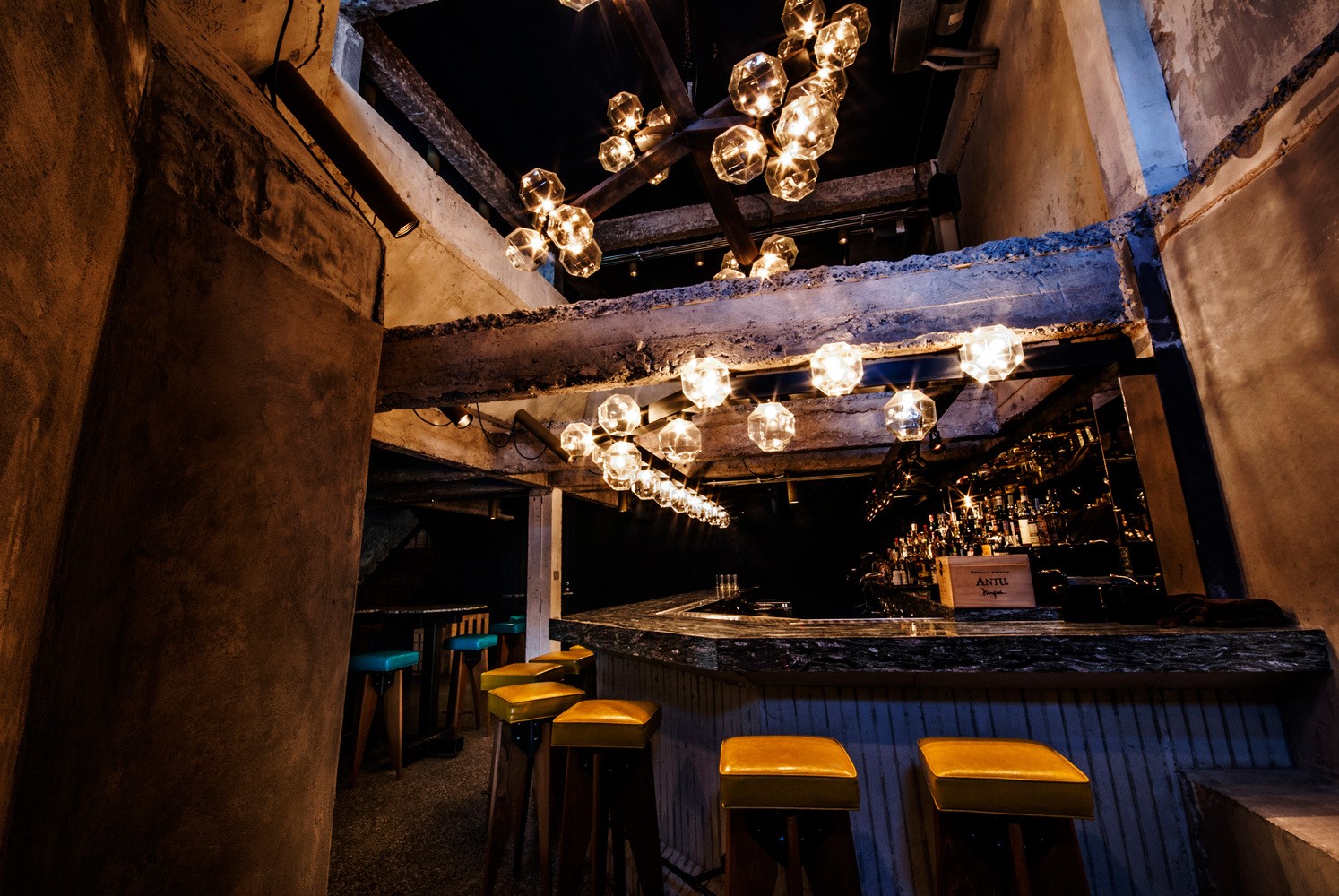 曼谷“过时”混凝土泰国餐厅,融入废弃背景的弹出式美食空间-4