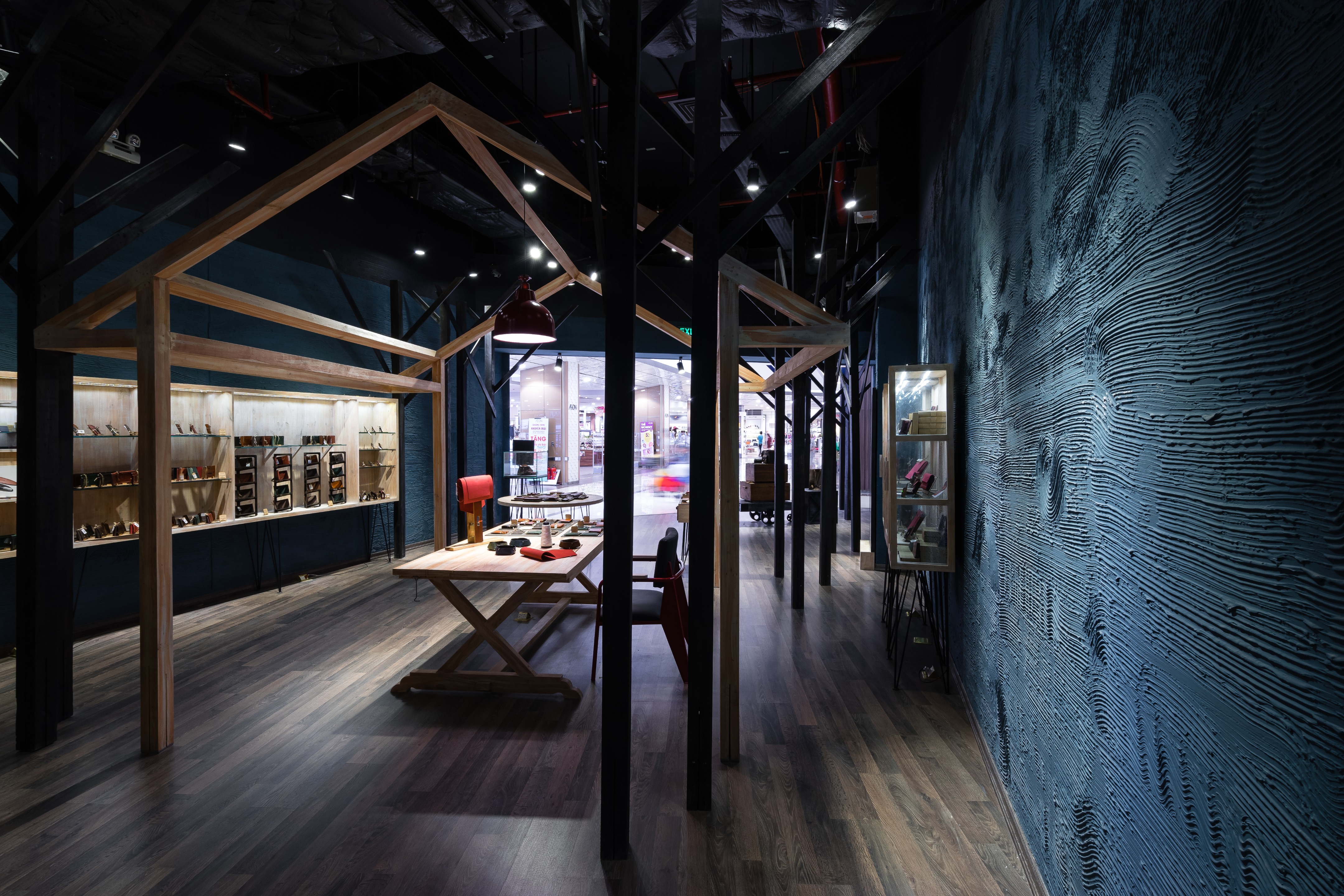 雾晨森林中的手工皮革店-9