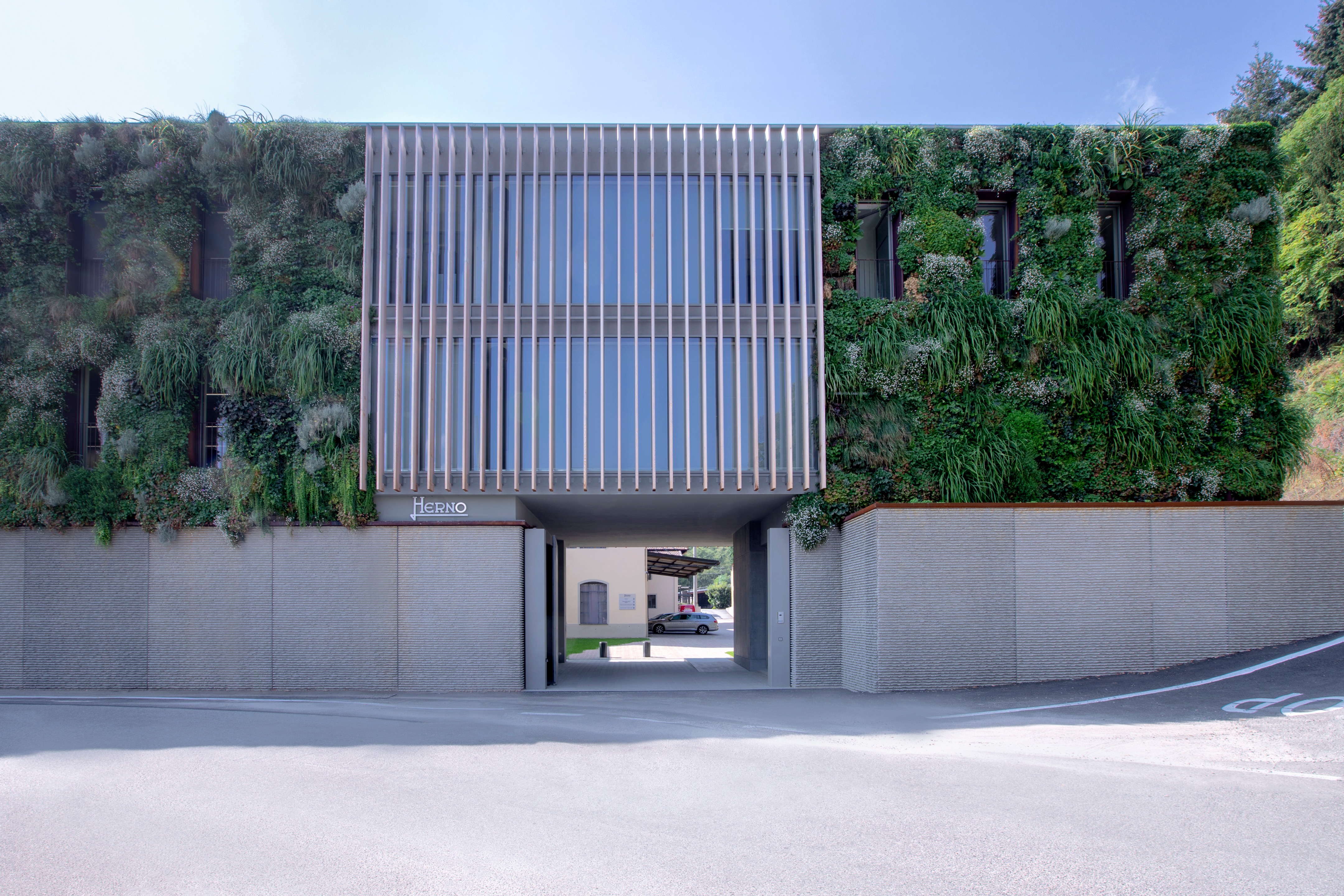 意大利品牌 Herno 总部个性楼梯设计-2