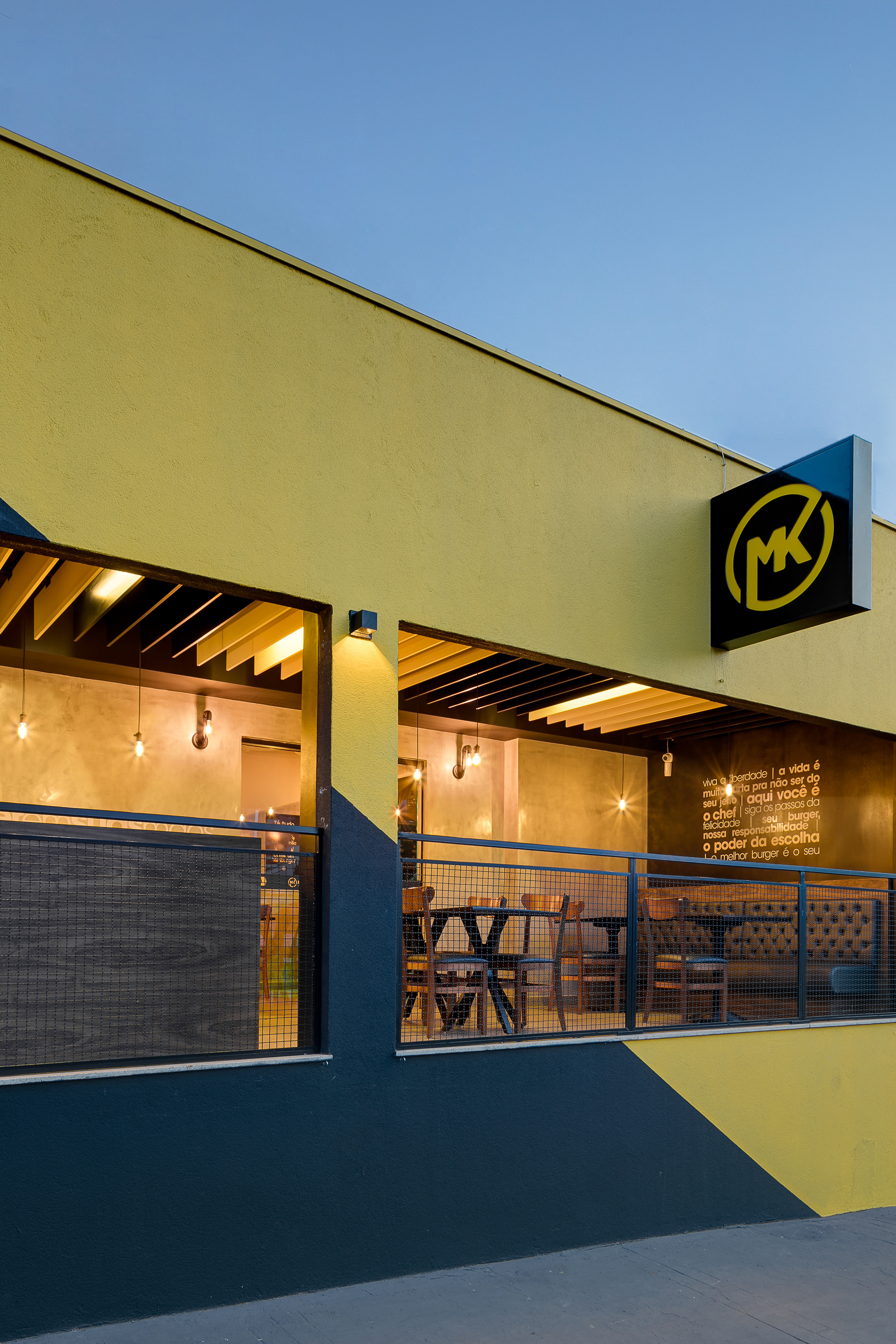 2017 年完成的汉堡店室内设计案例-21