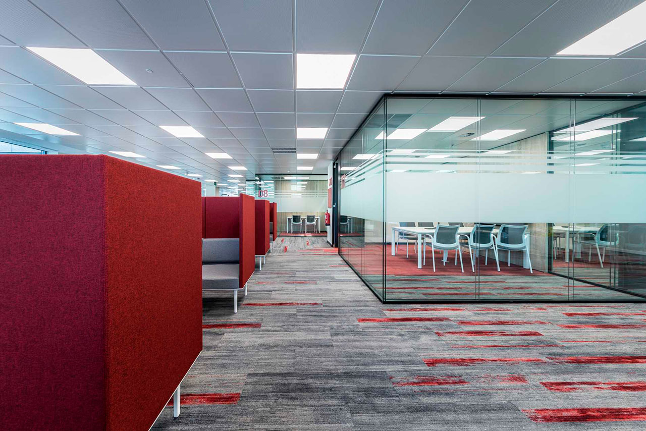 "雷诺汽车新总部 | 功能性、创新与舒适的办公空间"-21