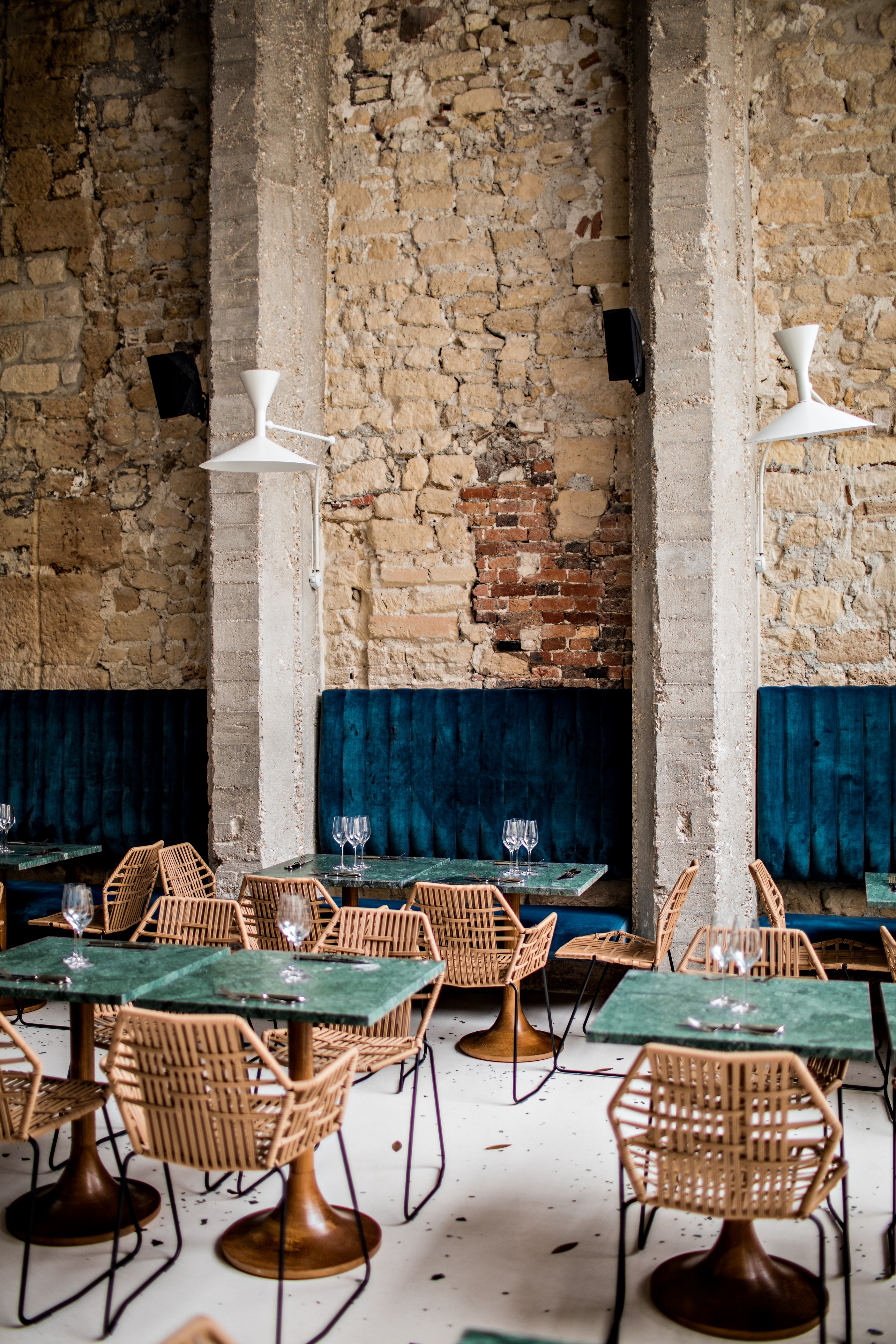 达罗科意大利餐厅 | 绿色印度大理石与黑色圣劳伦斯大理石的巧妙运用-11