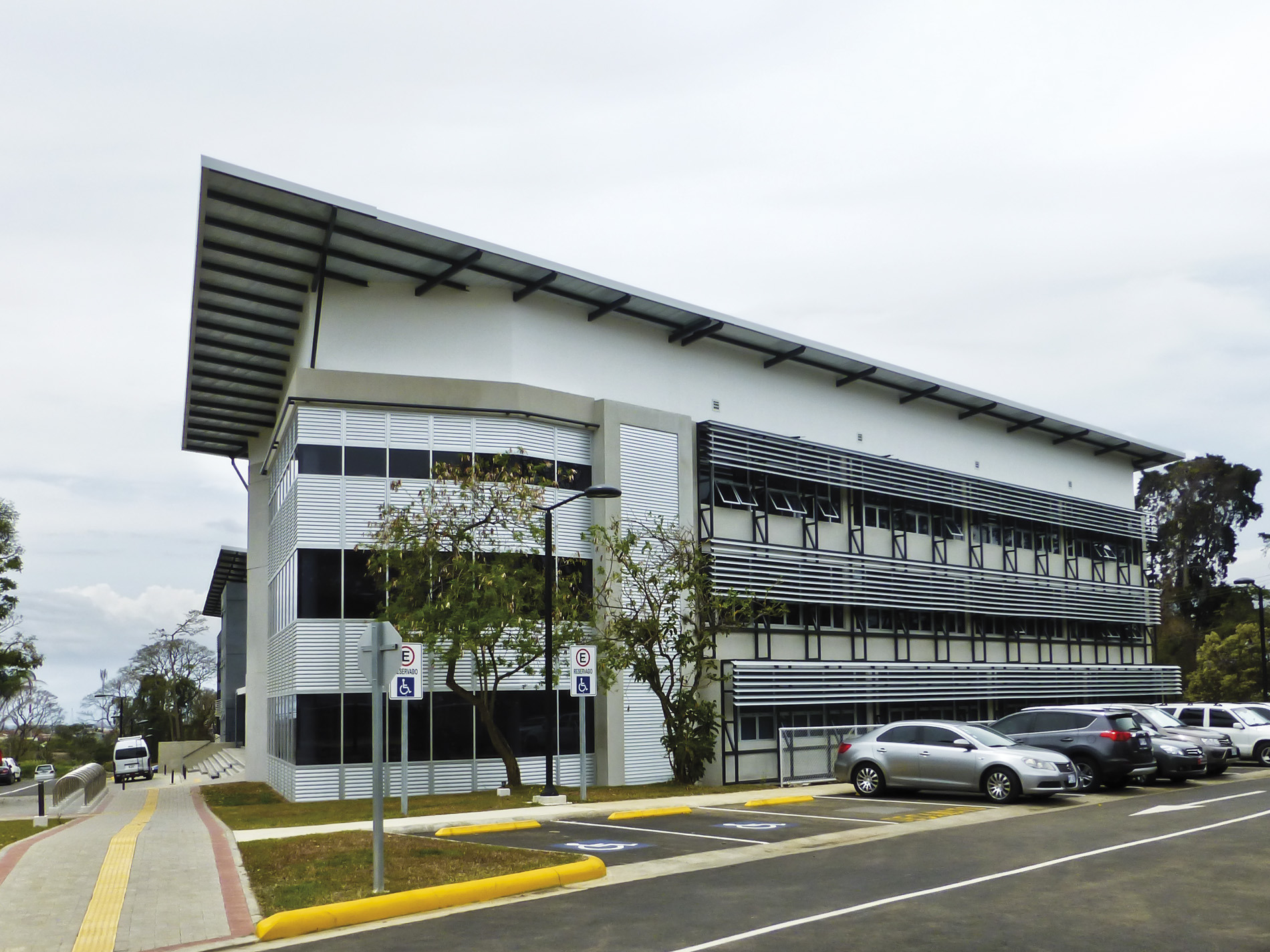 现代学院铝制百叶窗设计，节能环保，打造舒适学习空间-0