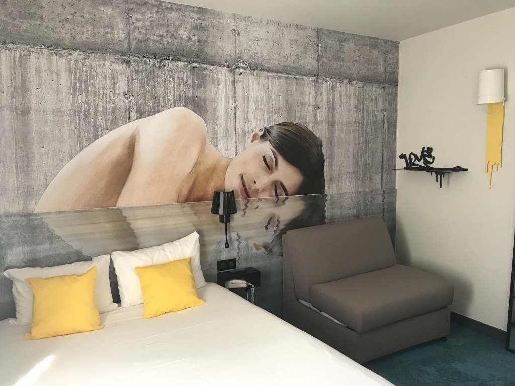 法式海滨酒店"Le Bord'O"的街头艺术风格室内设计-6