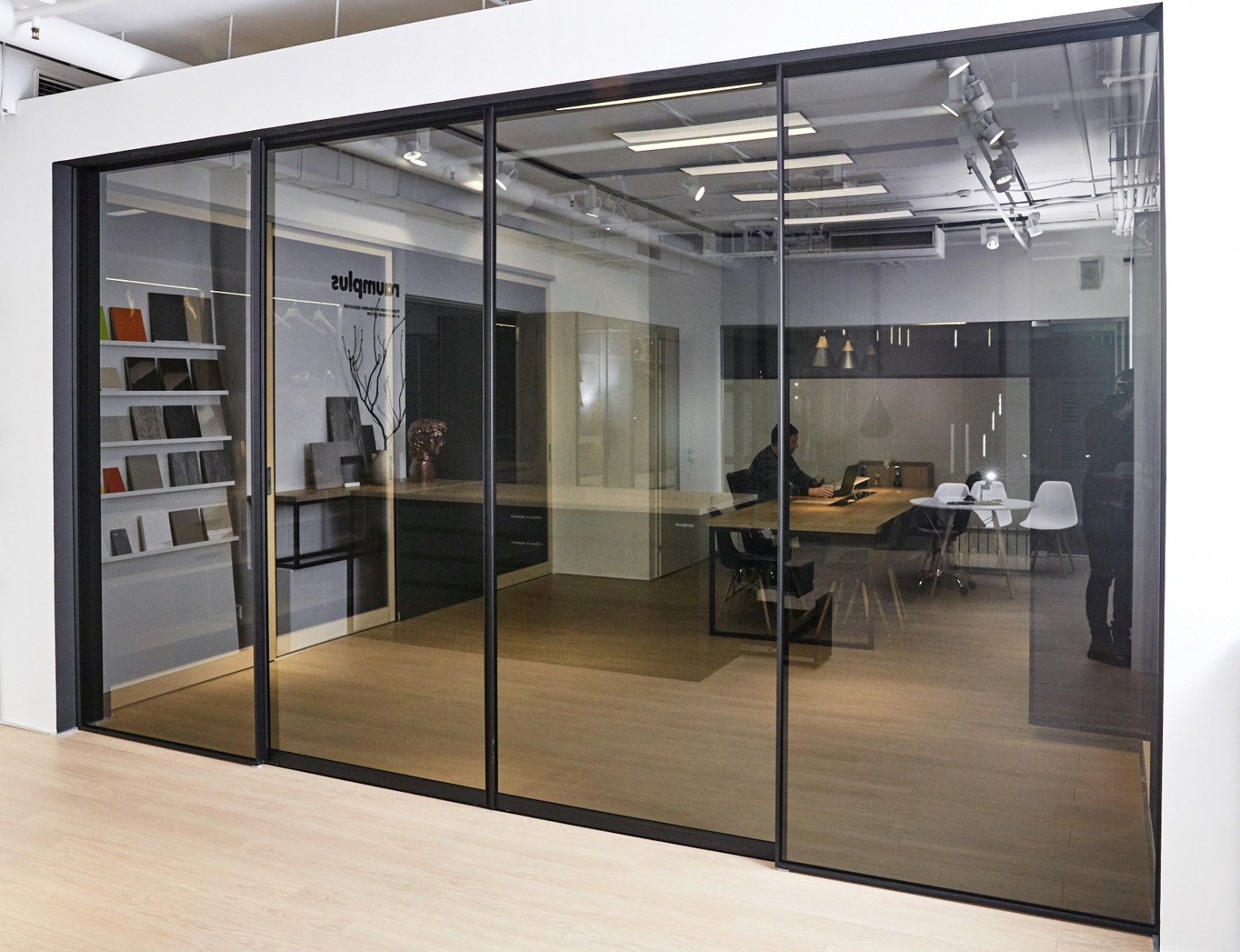 黑色调玻璃隔断打造现代复式公寓-39