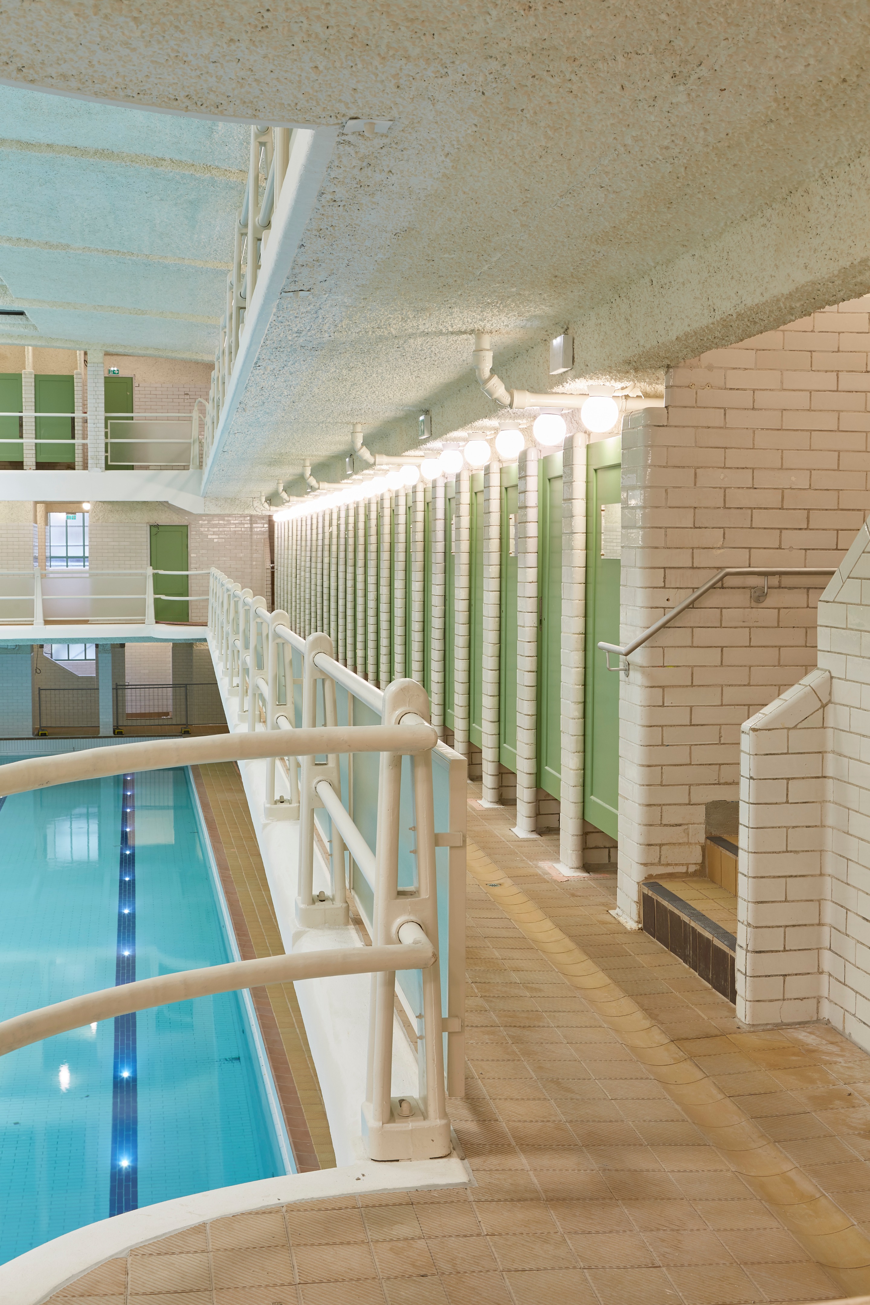 巴黎历史建筑泳池的现代复兴-3