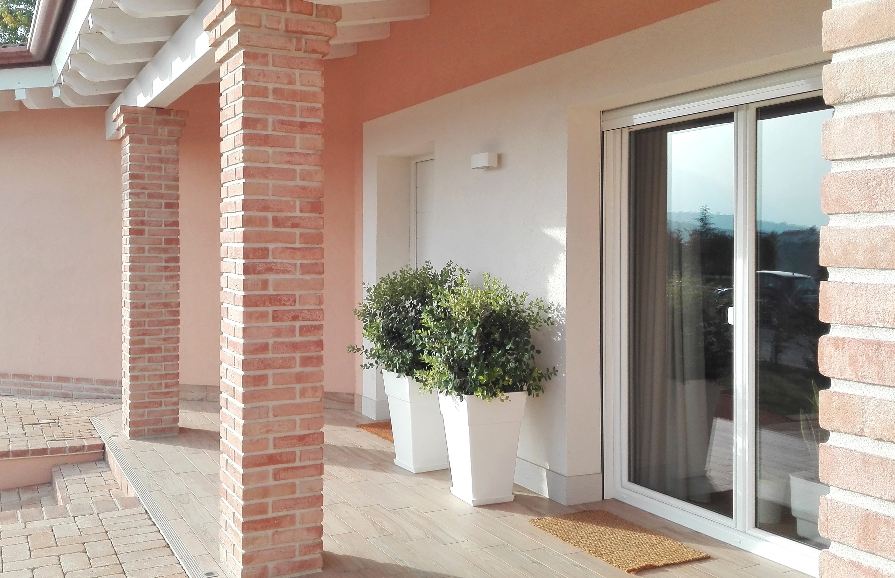 绿色山丘中的家庭住宅 T-6