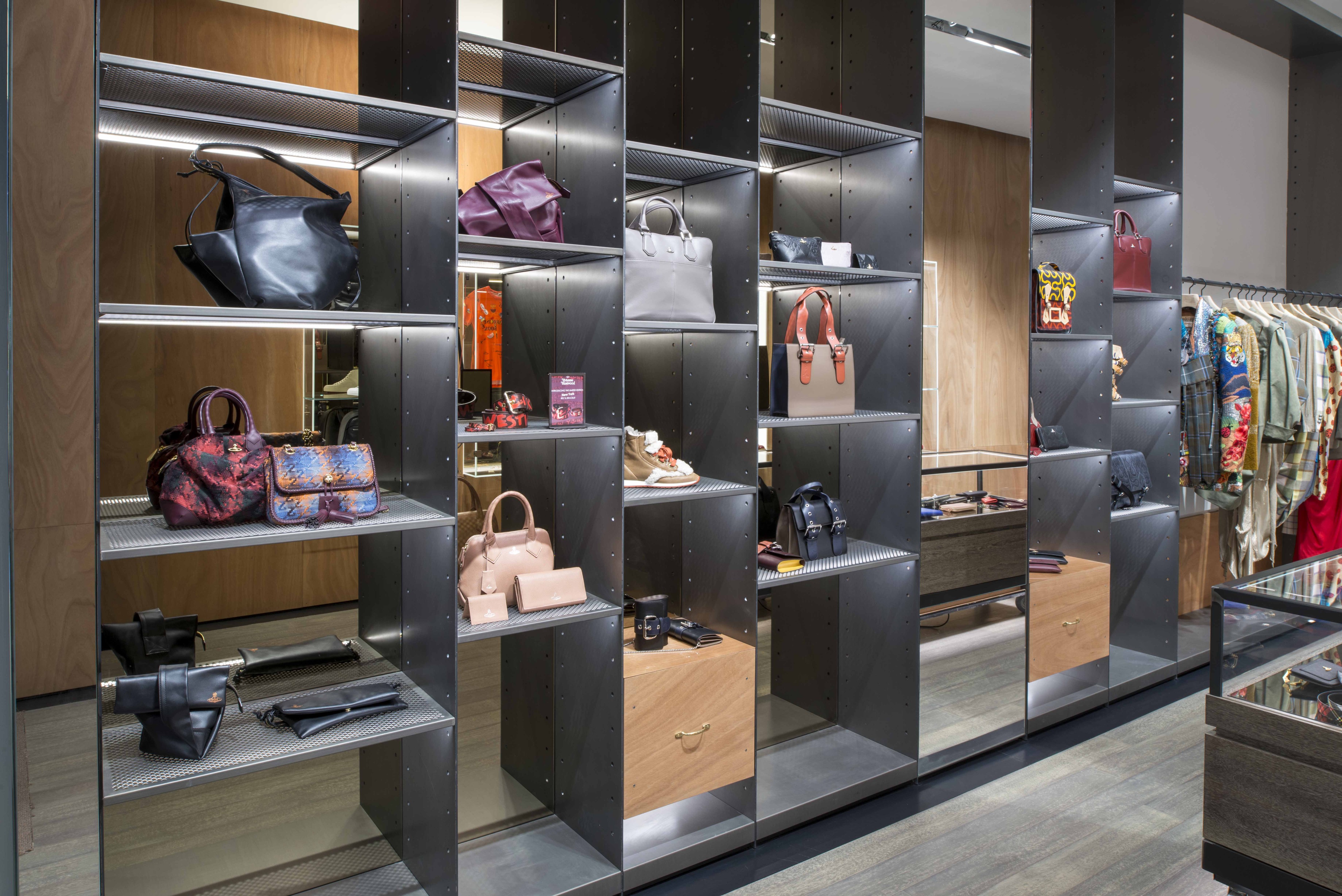 维维安·韦斯特伍德纽约旗舰店 | 工业风与自然的完美融合-1