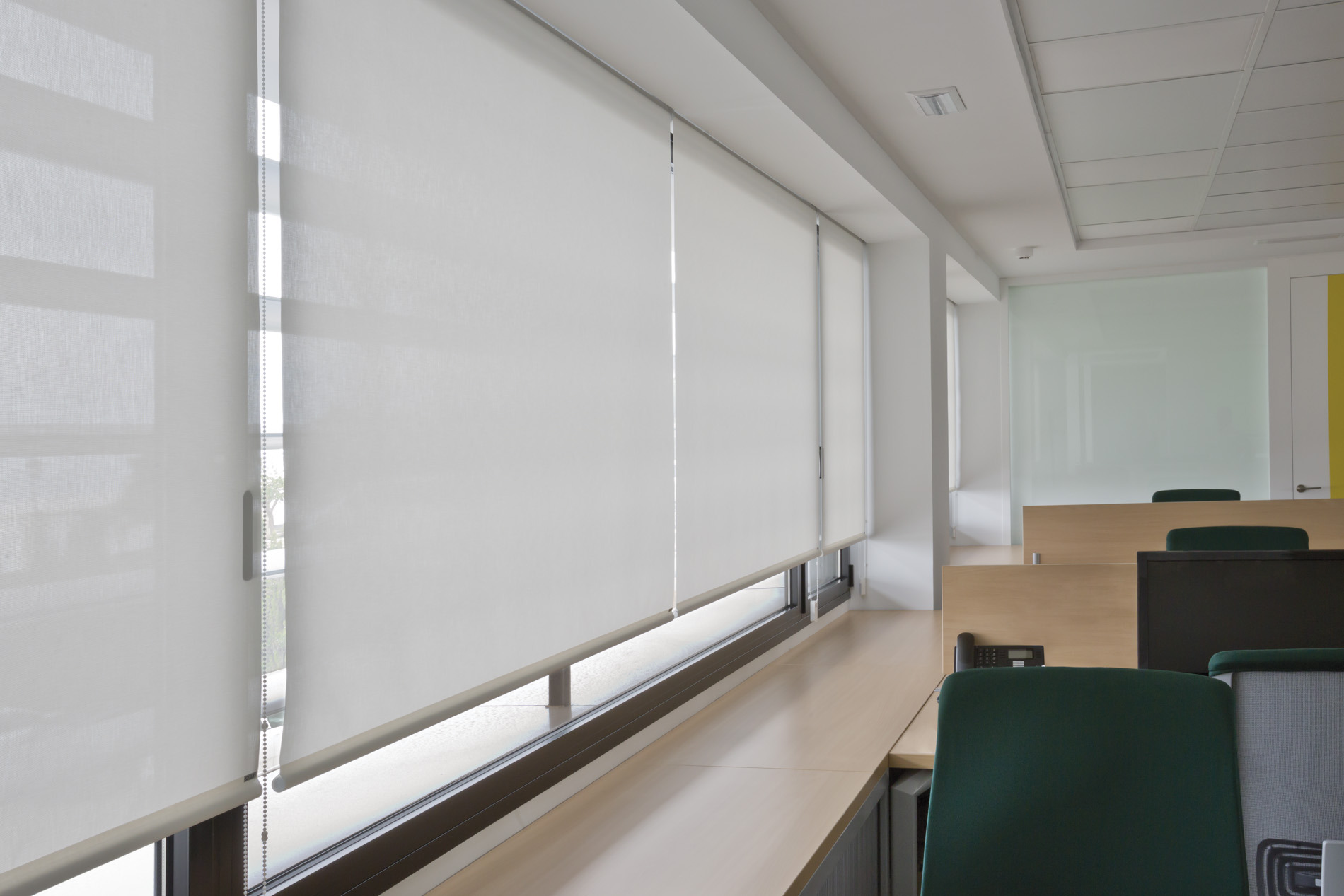 现代西班牙办公室的舒适卷帘设计-3