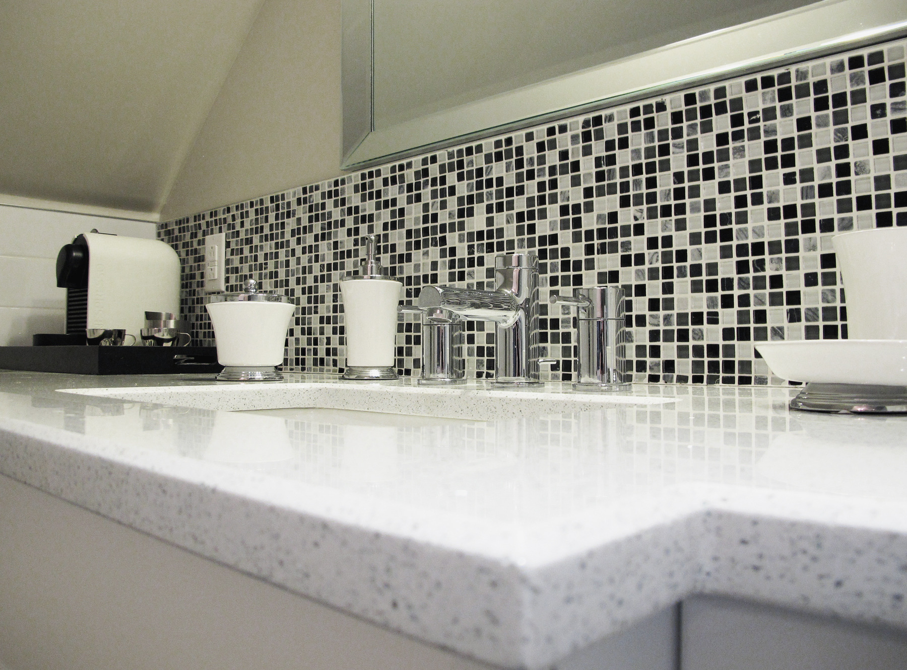 独特阁楼里的开放式主卧套房设计-21