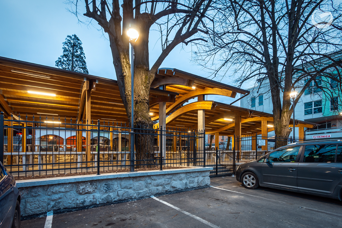 2019 年完成的木结构市场广场-2