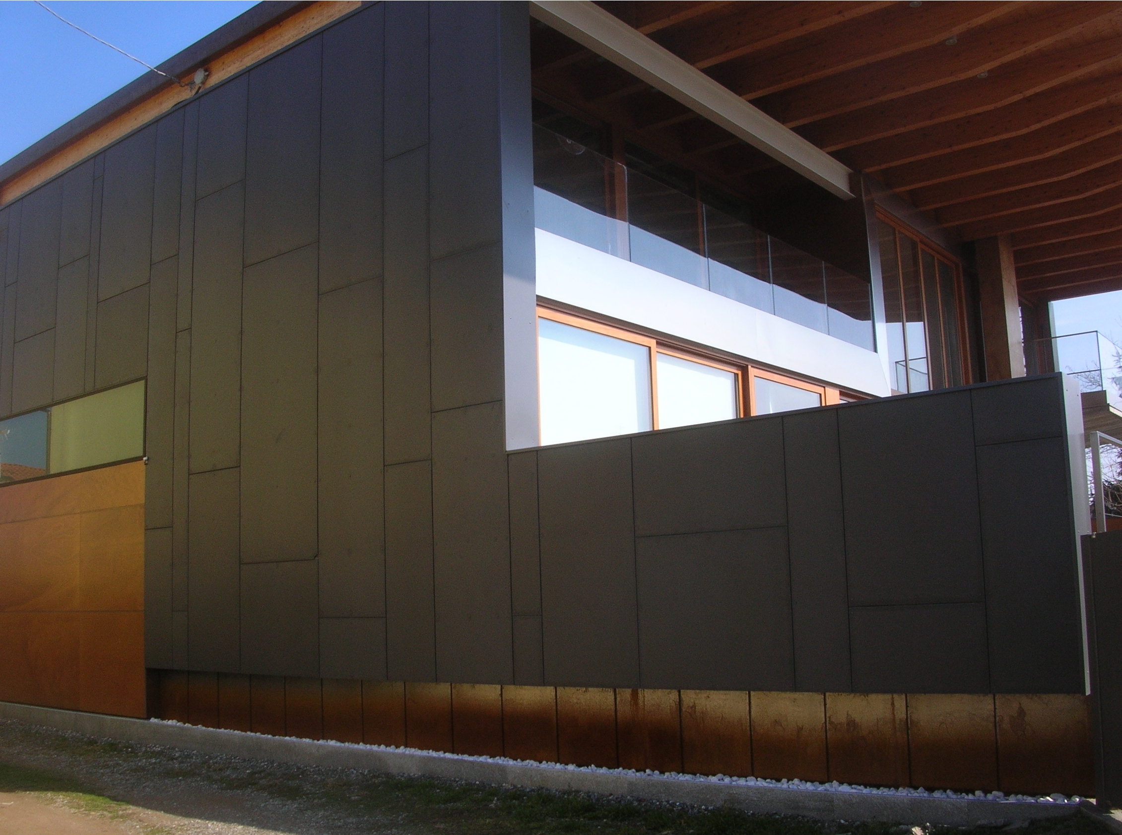 双层玻璃与不锈钢框架的现代住宅设计-6