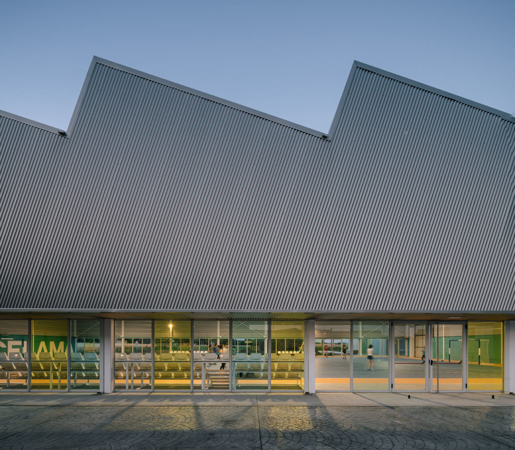 乡间悬浮的运动中心-10