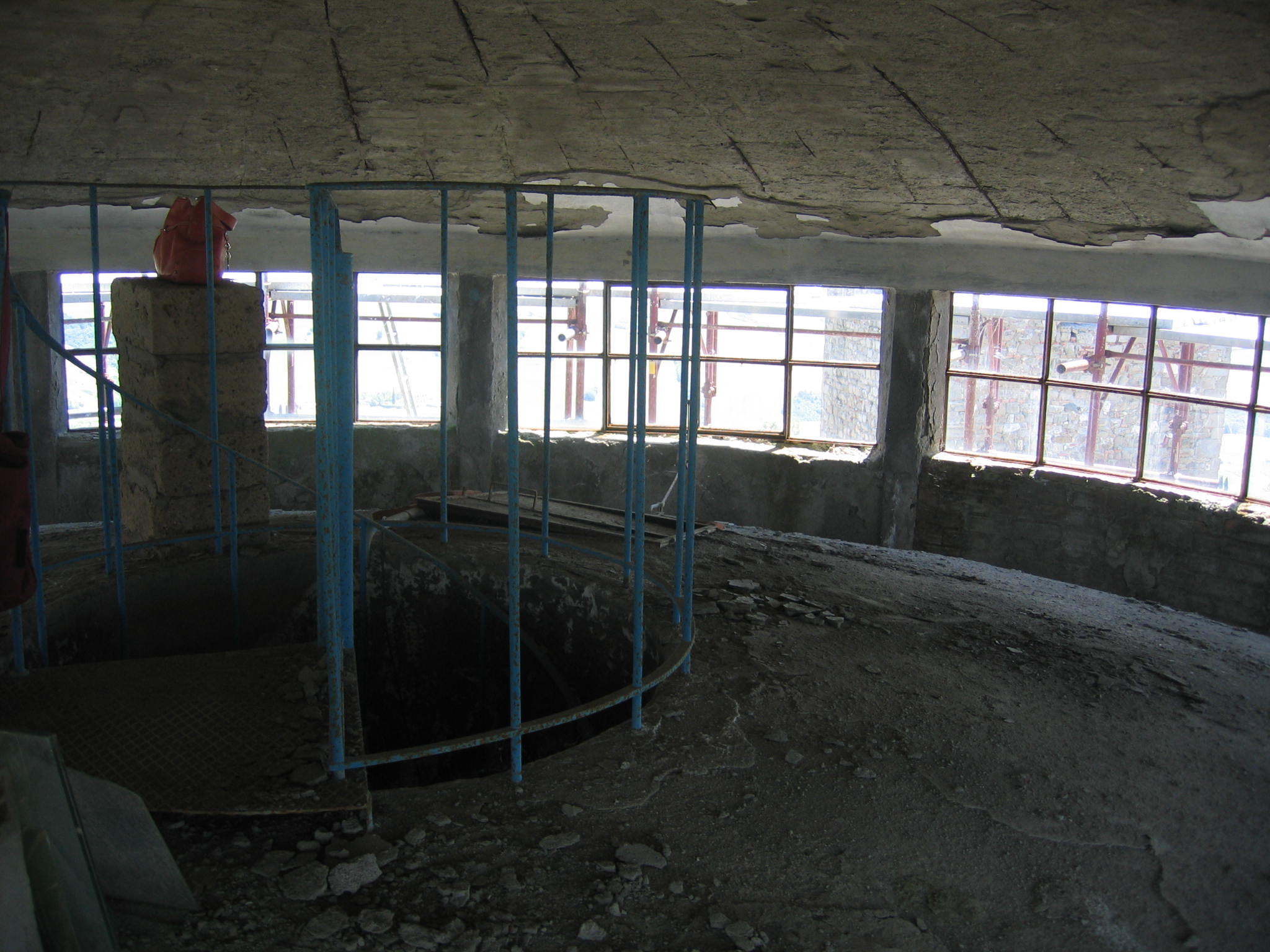 废旧水塔的创意新生 · 意大利小城艺术展览空间设计-8