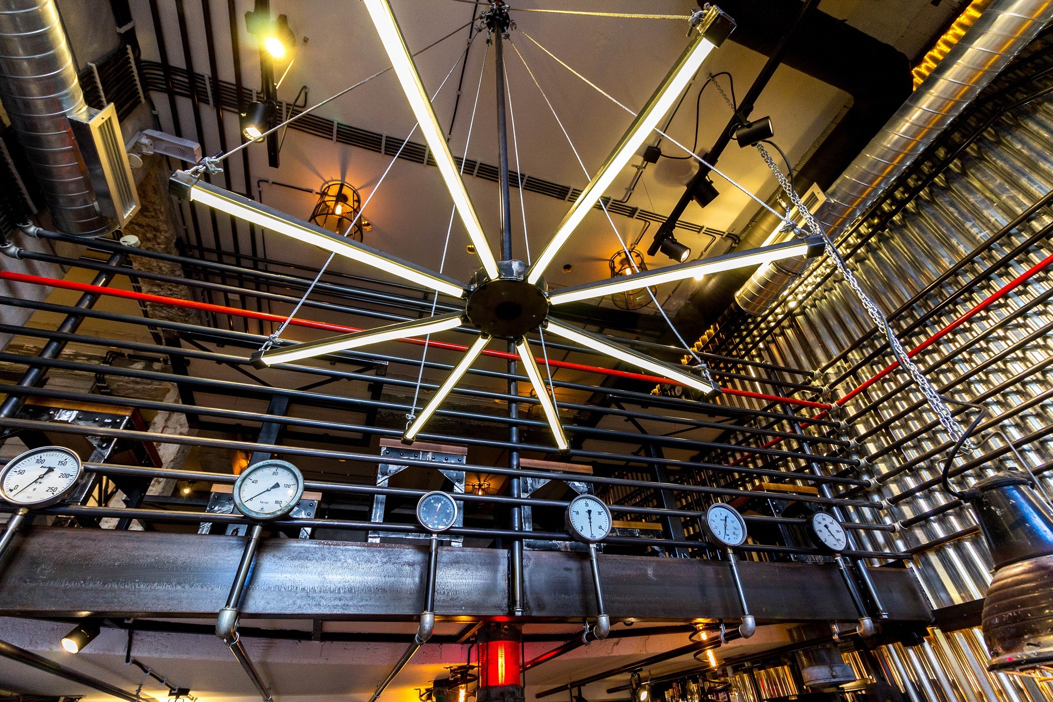 独特工业风,1200 米管道打造的极致酒吧空间-2