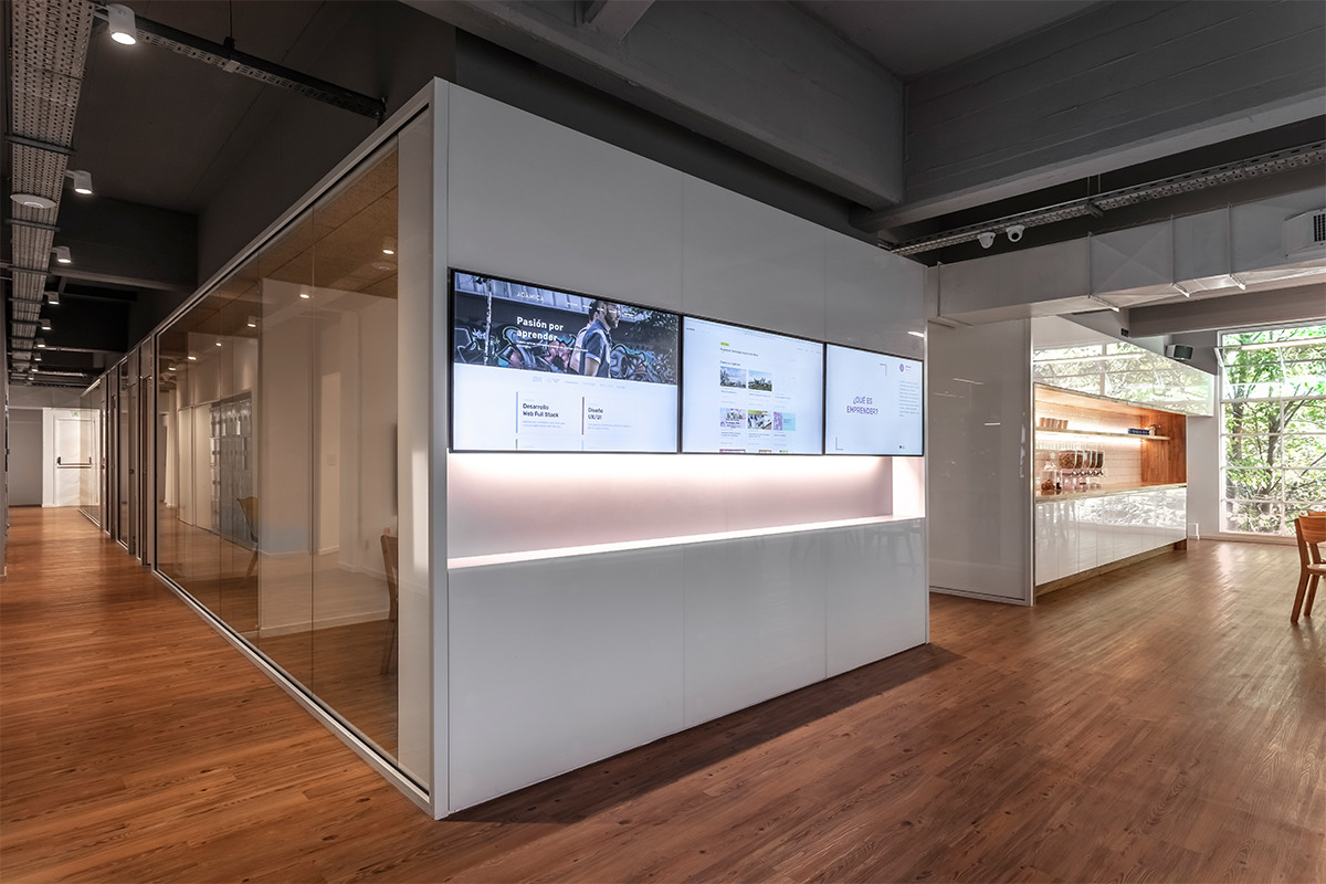 灵活多变的空间设计,打造线上线下融合的教育基地-15