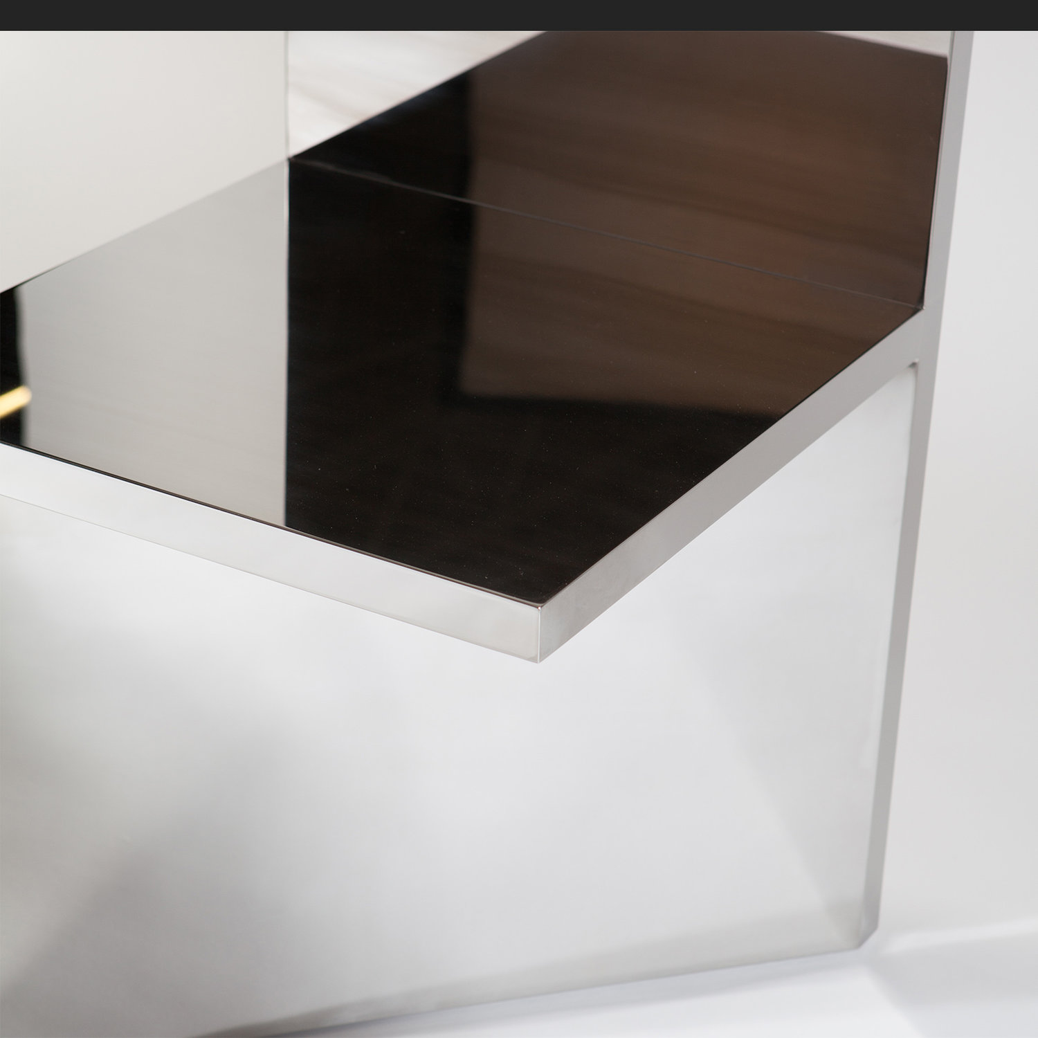 克劳斯特的"And Here I Sit" | 极简与紧张的完美融合-2