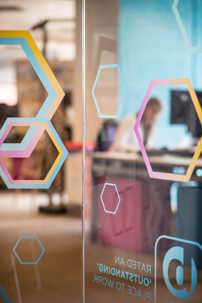 打造灵动办公环境,Good Relations 的玻璃会议室内装设计-0