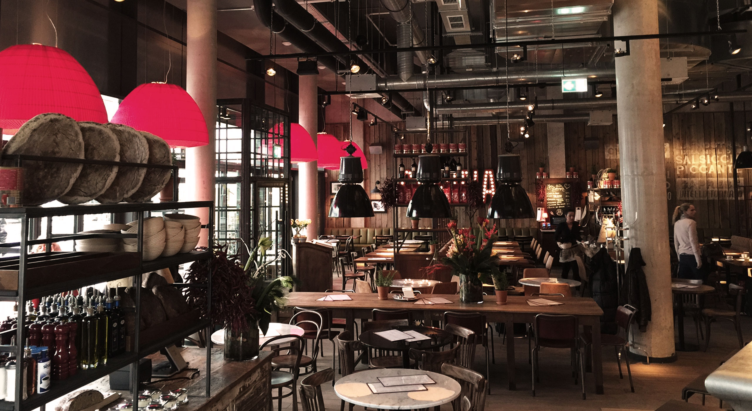 意大利美食餐厅的红色黄色彩虹设计-16