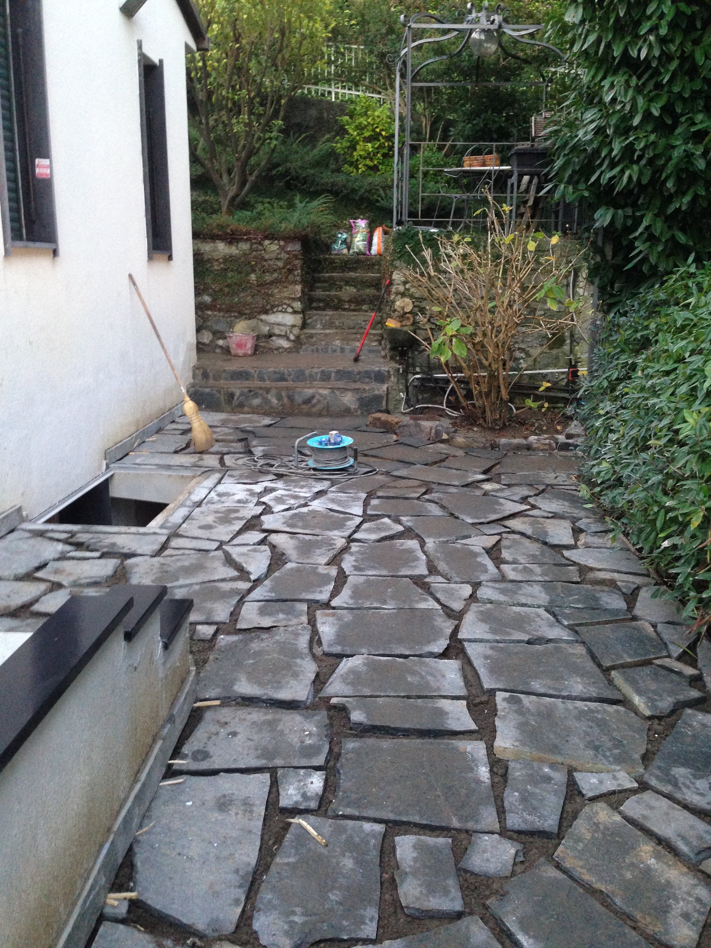 2015 年完成的地下室公寓重建与外部区域调整-25