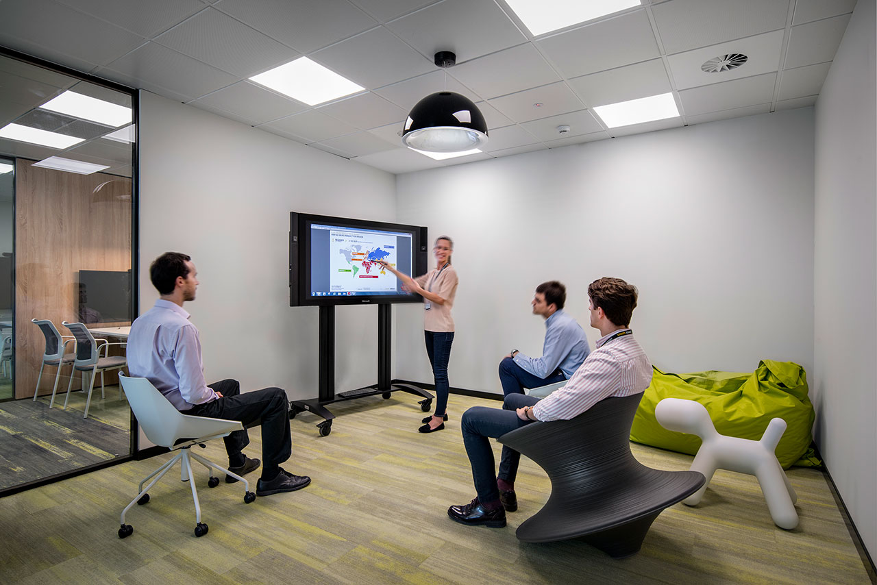 "雷诺汽车新总部 | 功能性、创新与舒适的办公空间"-15