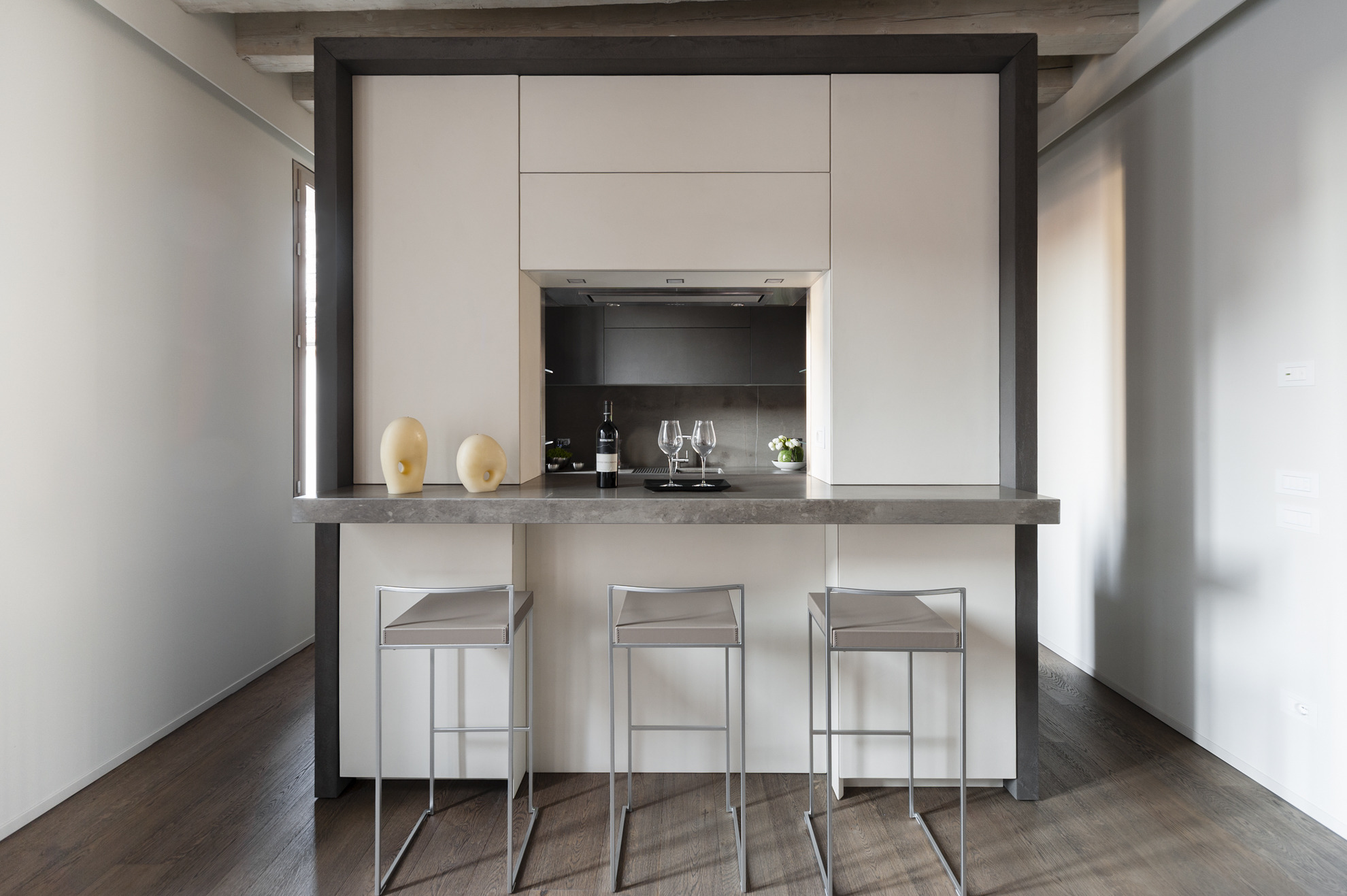 历史韵味与现代设计交融的意大利公寓-5