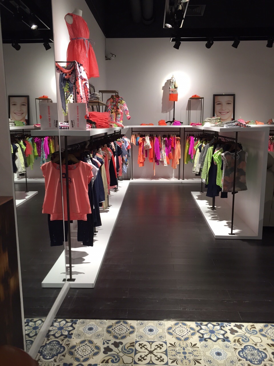 自然色彩的儿童时尚店铺设计-4