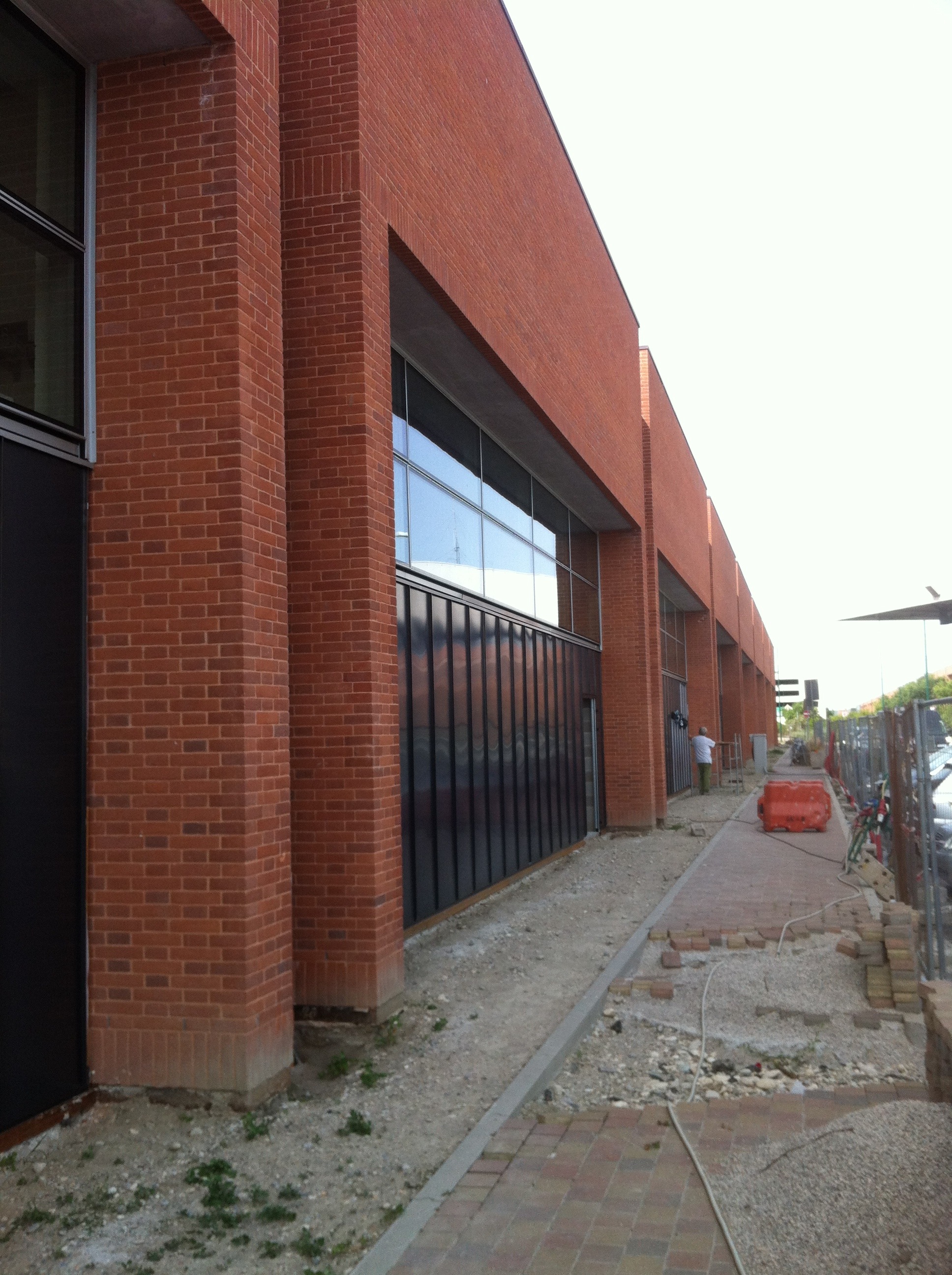 铜锈质感墙面打造多功能市民中心-7