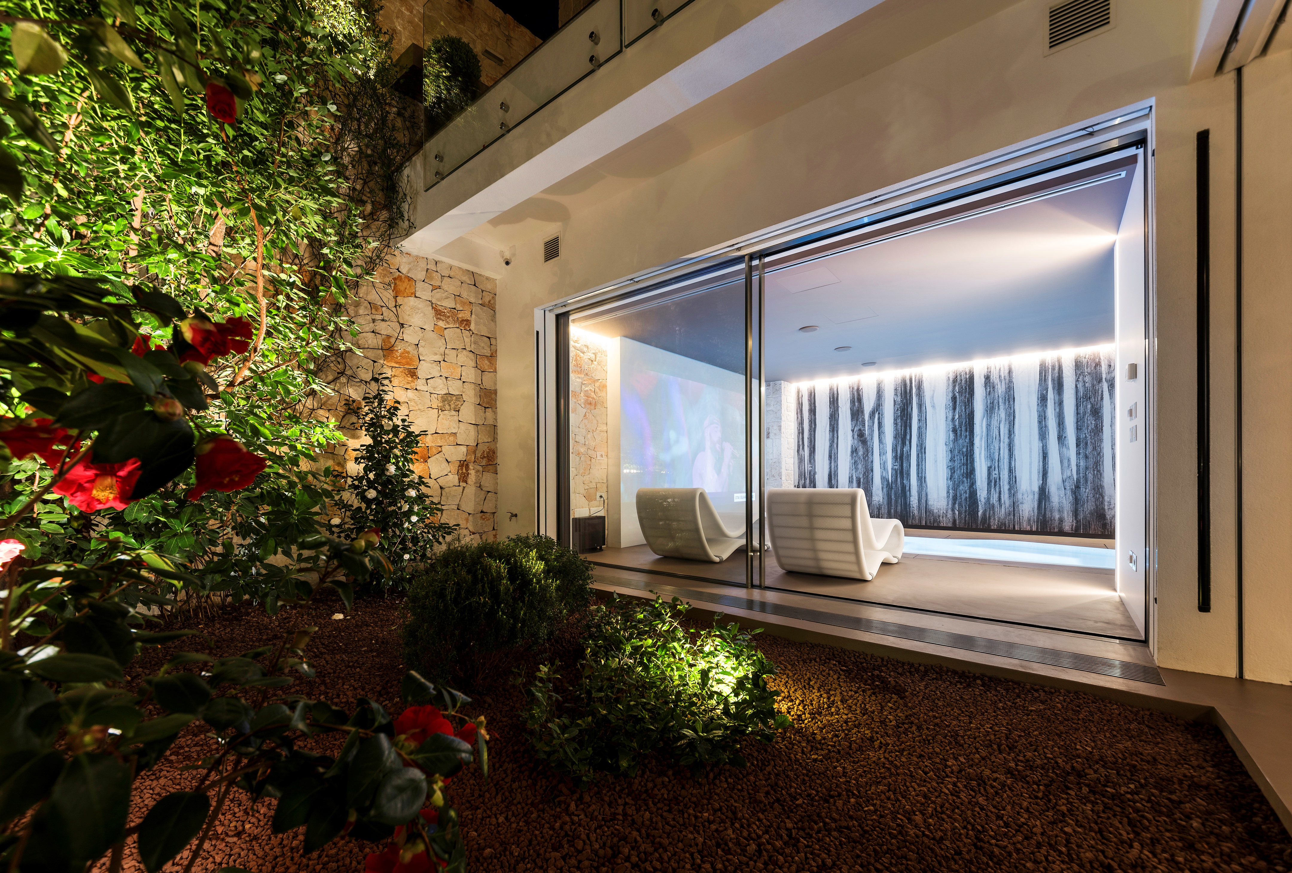 野花园中的现代住宅-9