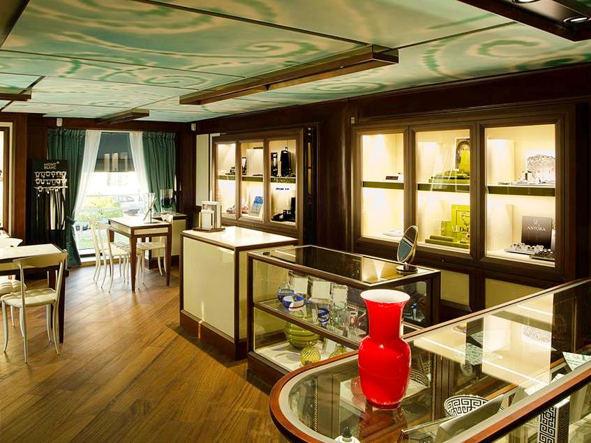 经典翻新 | 2015 年 Sergio Capone 珠宝店室内设计案例-4