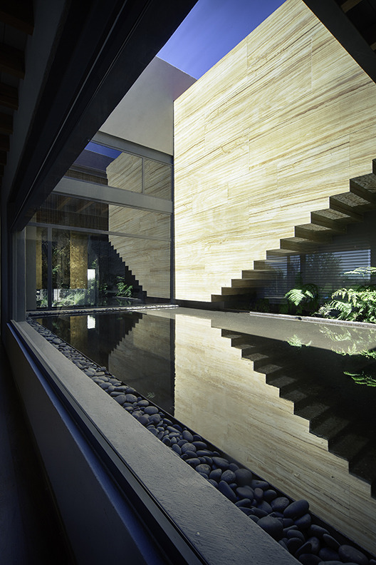 2015 年改造的墨西哥私人住宅——双层高大厅与反射池的巧妙结合-1