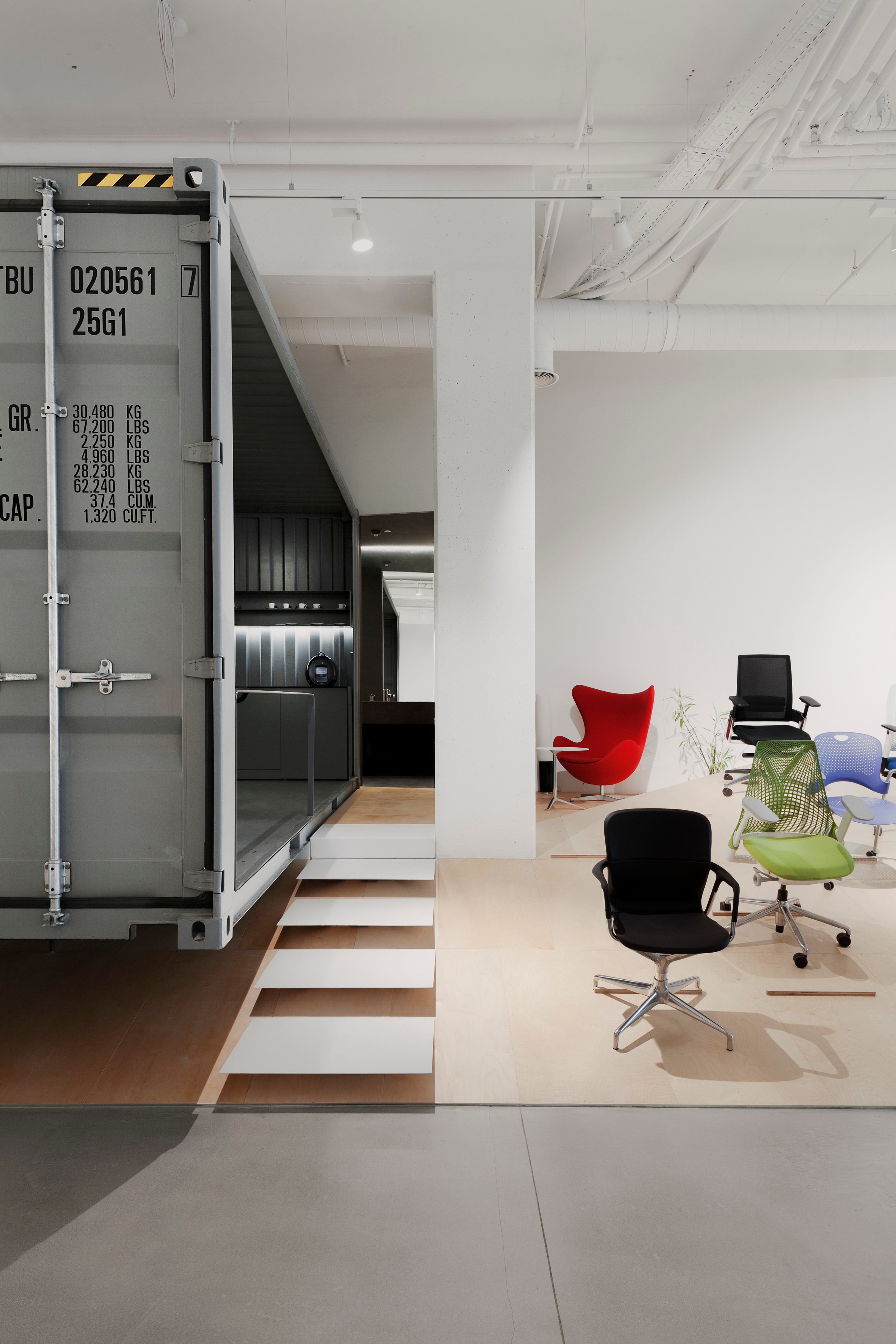 废旧集装箱打造时尚办公空间-11