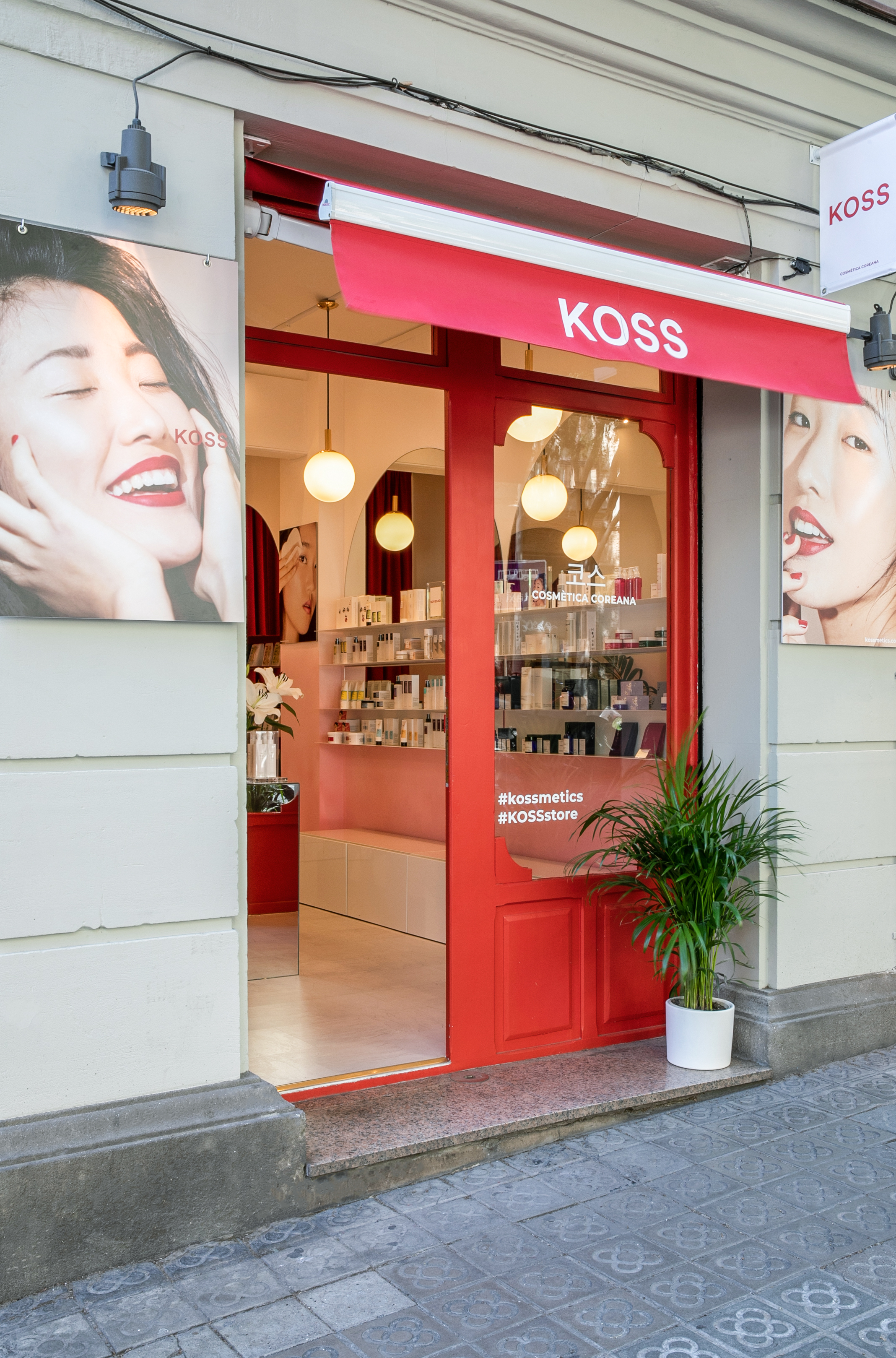 2019 年巴塞罗那 KOSS 韩妆店设计-1