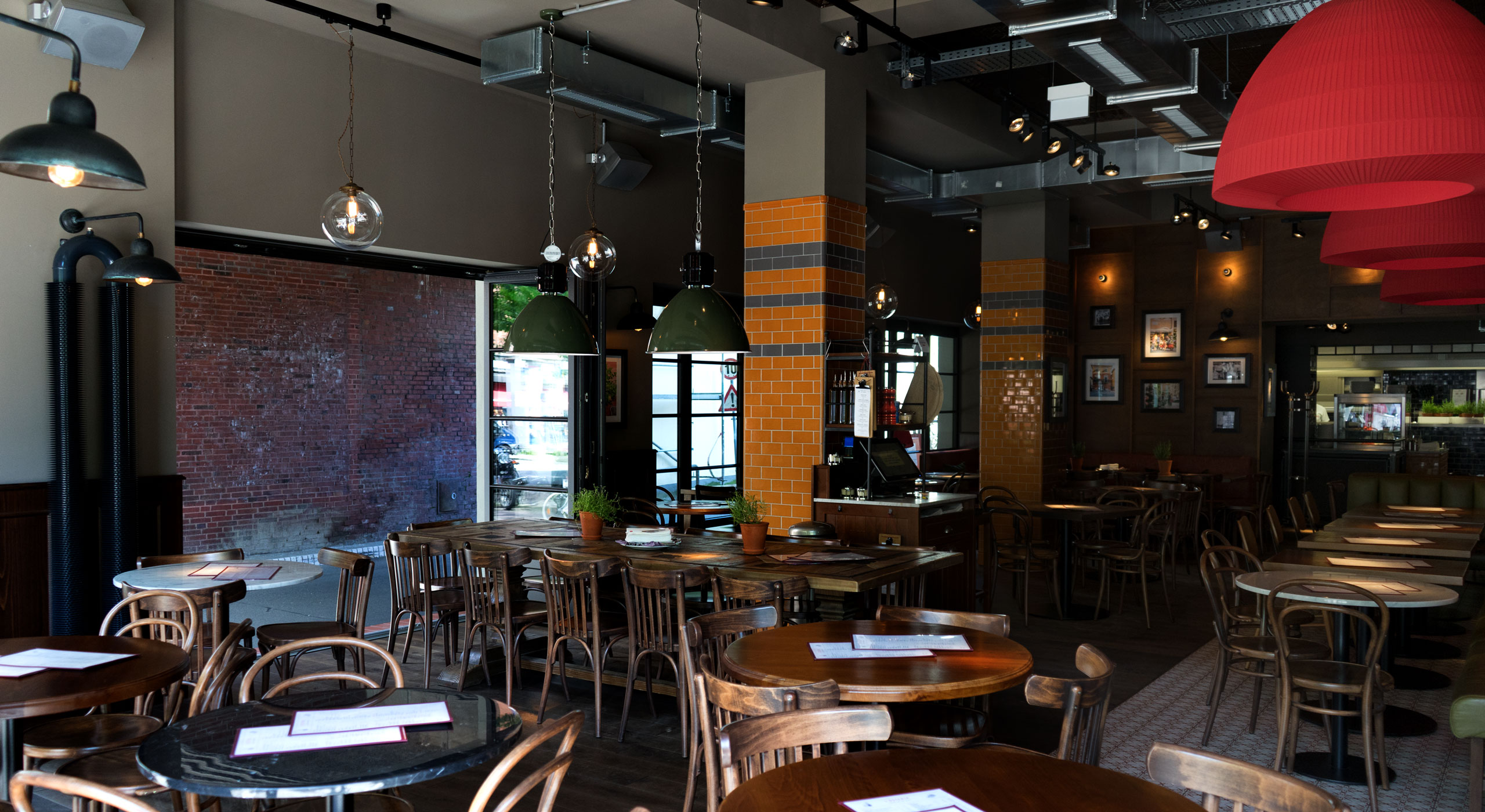 意大利美食餐厅的红色黄色彩虹设计-6