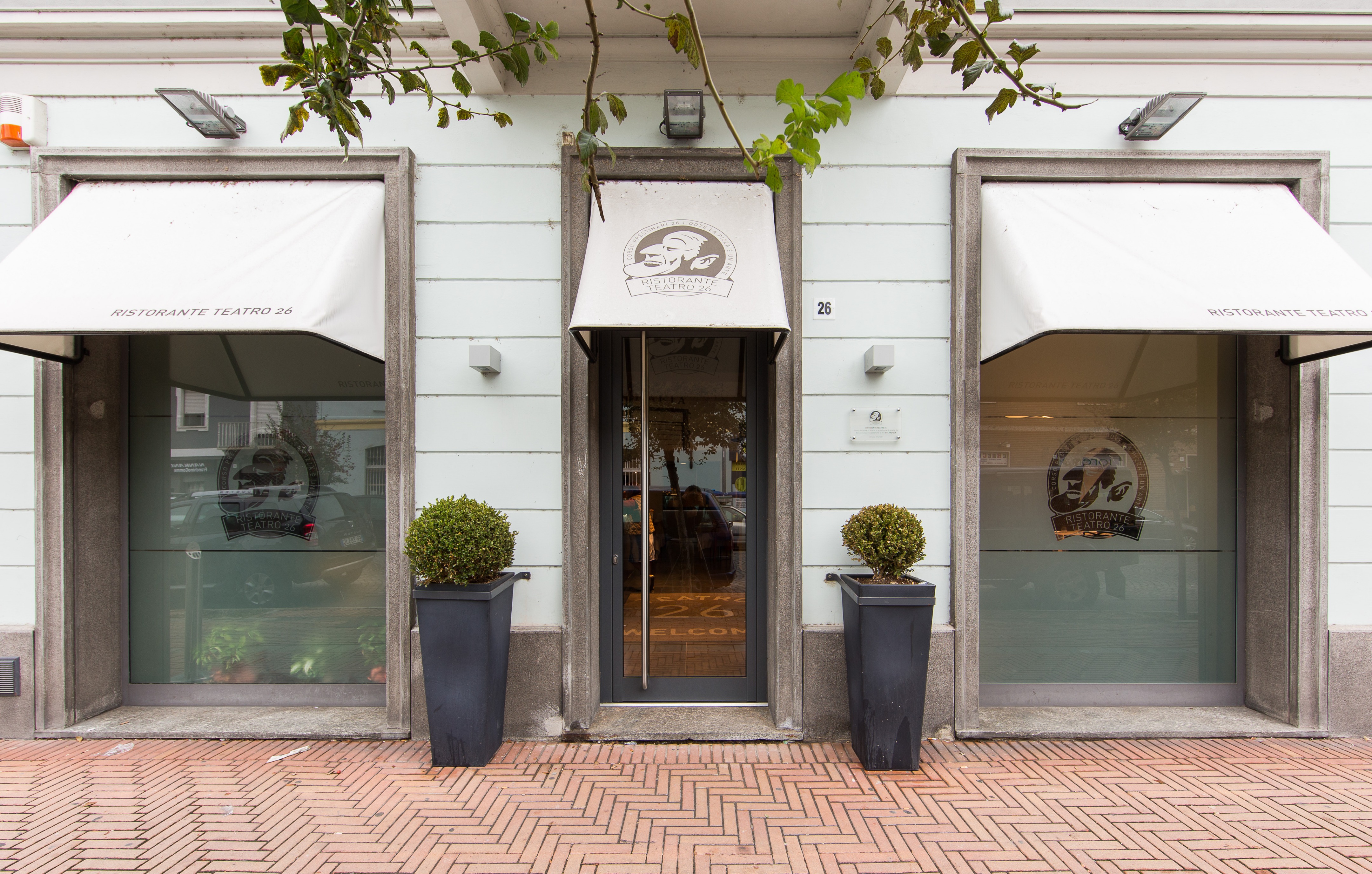 剧院式餐厅 Teatro 26 | 定制家具与光影艺术的完美融合-6