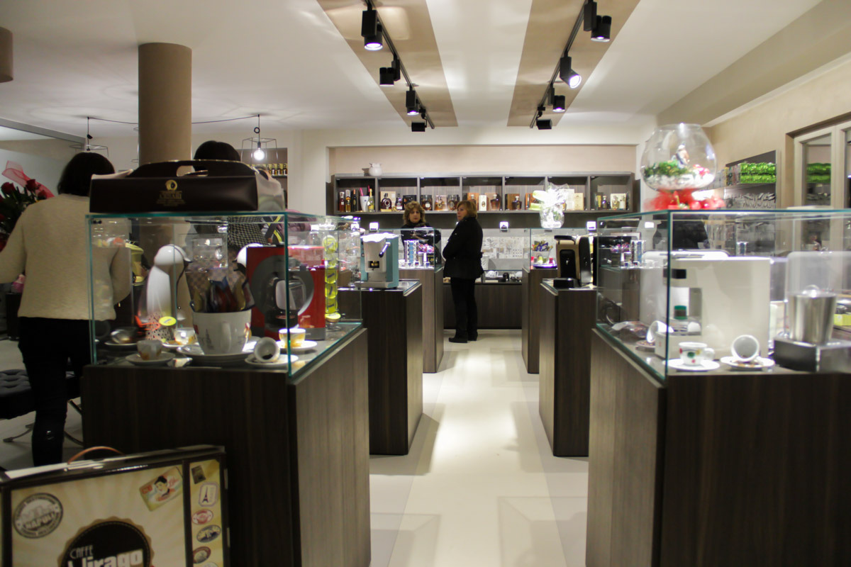 优雅珠宝般的咖啡店设计-8