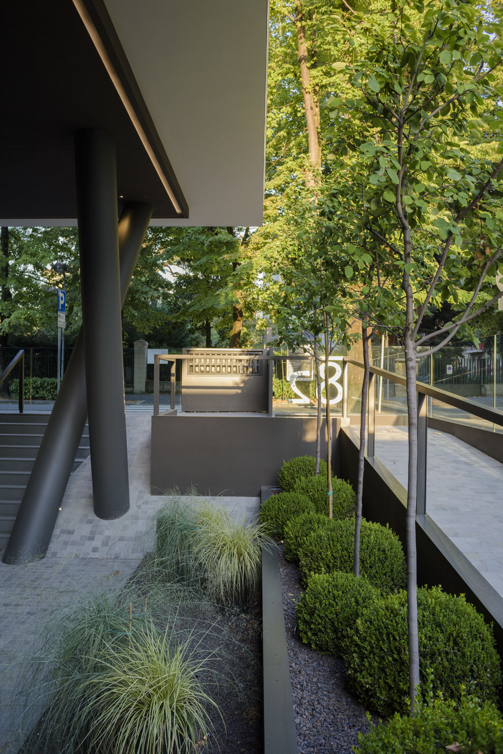 公园边的房子-18