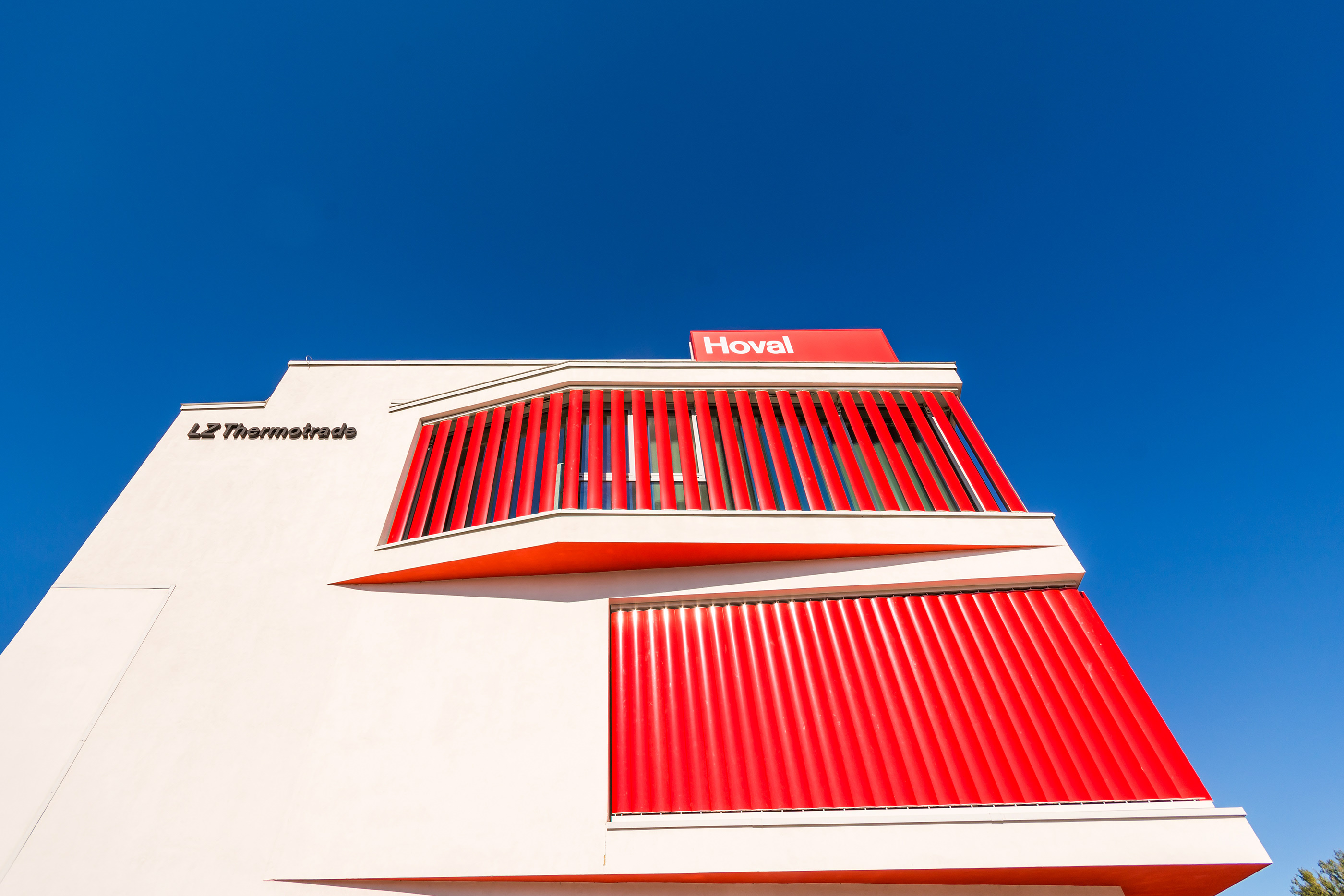 Red blinds on the new LZ Thermotrade Office by Krüllung-4
