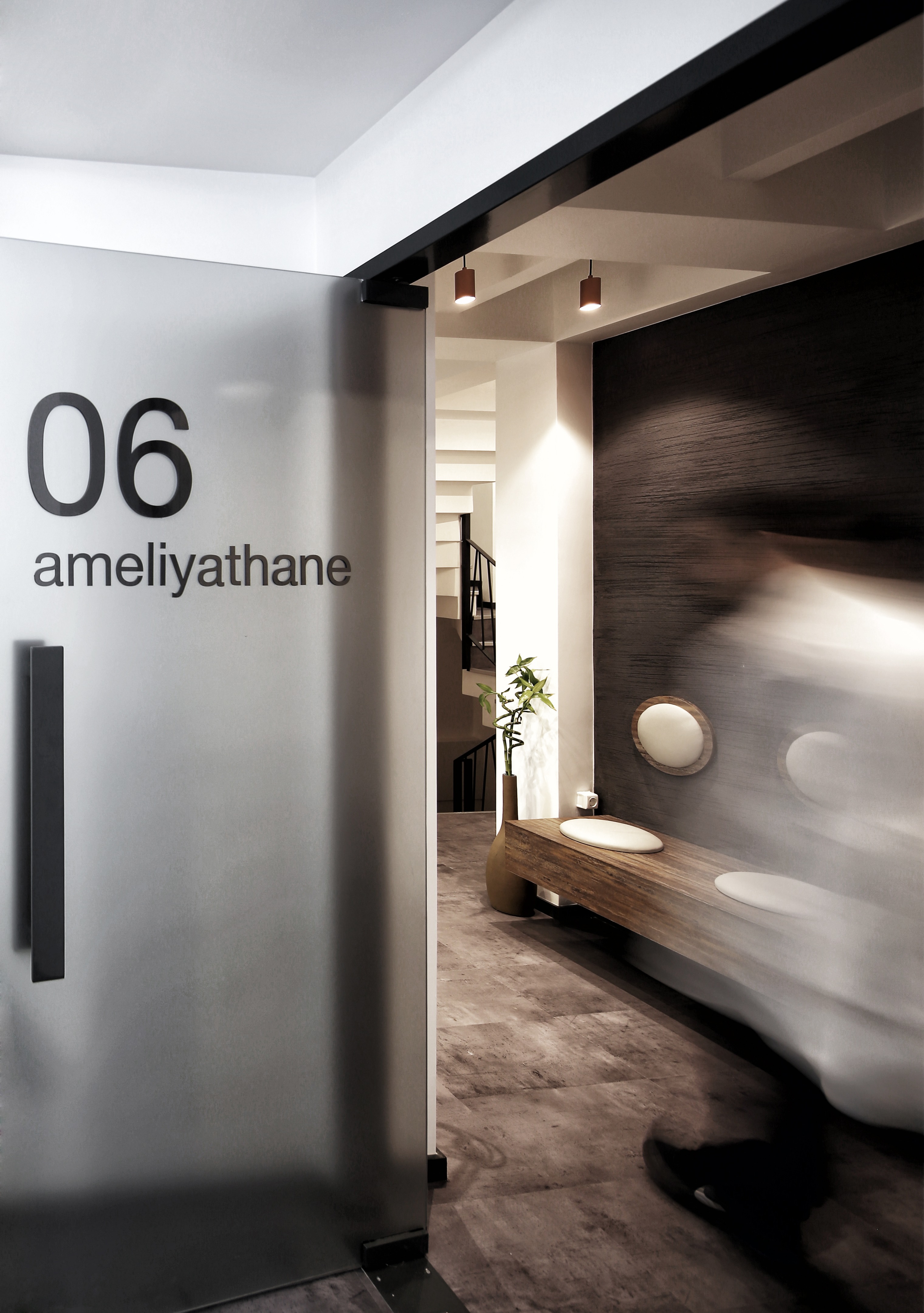 温暖材料与自然光打造的舒适医疗空间-11