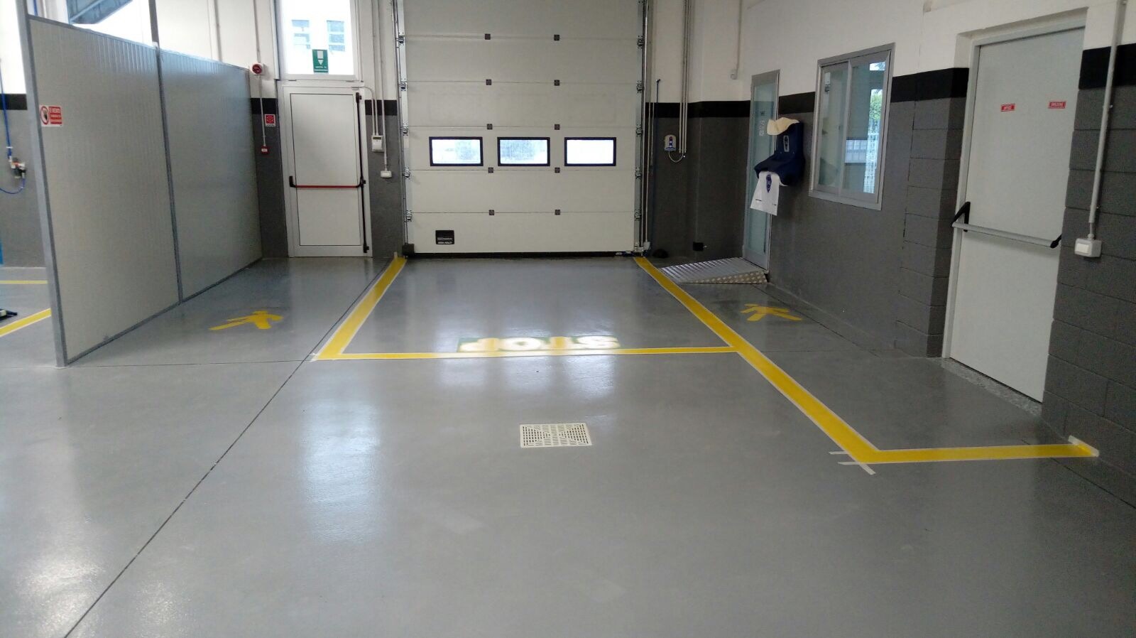 改造意大利厂房 打造现代汽车销售展示空间-19