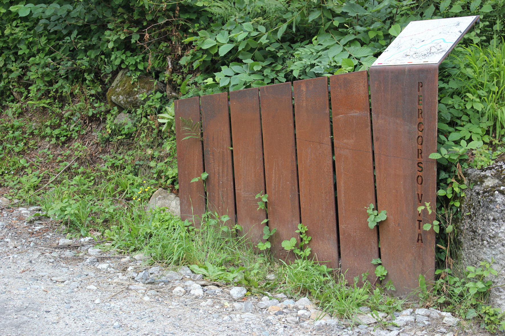 历史古镇巴切诺的中央广场重生与路径标识设计-8