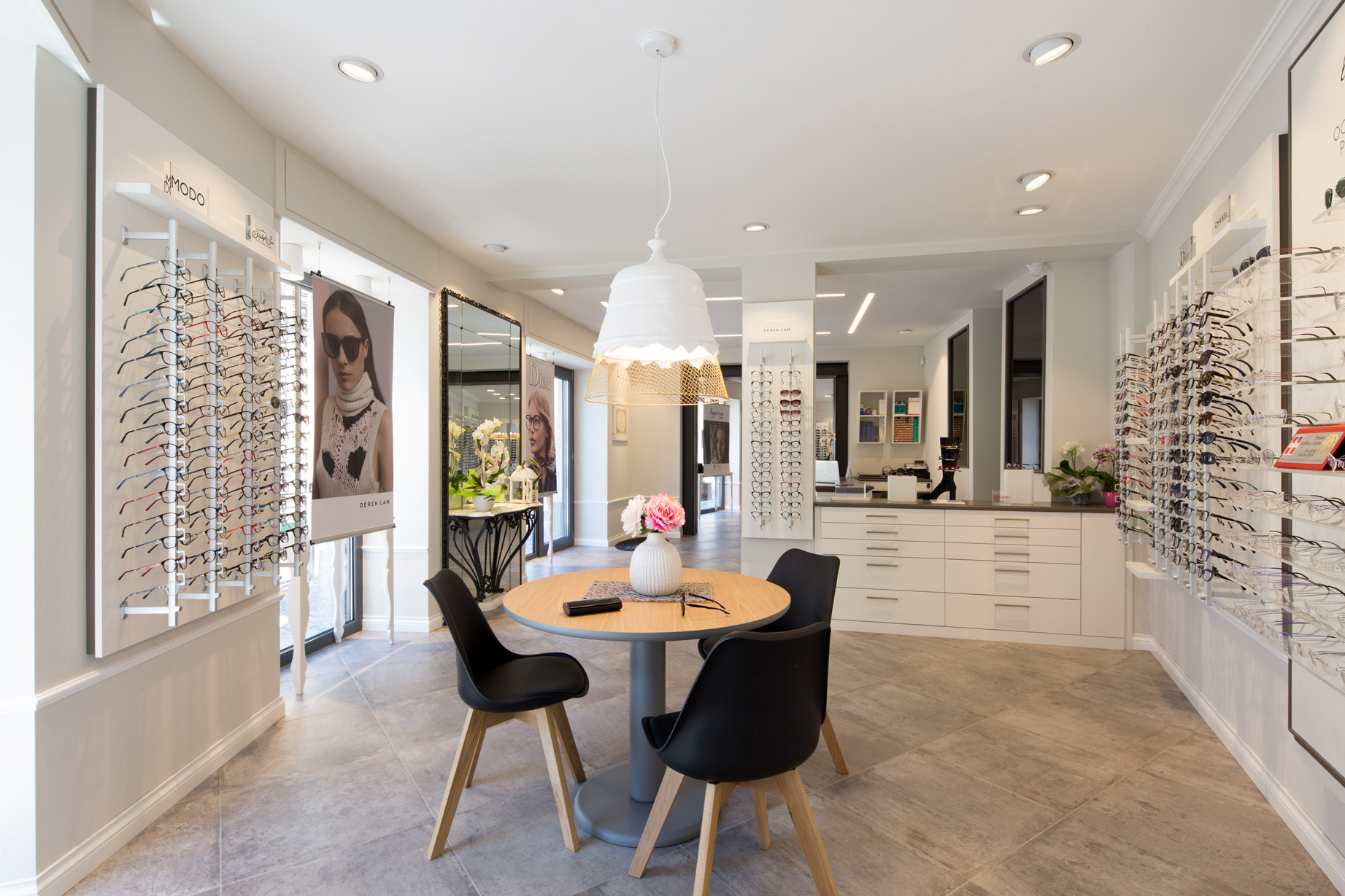 经典与现代共融的眼镜店设计-8