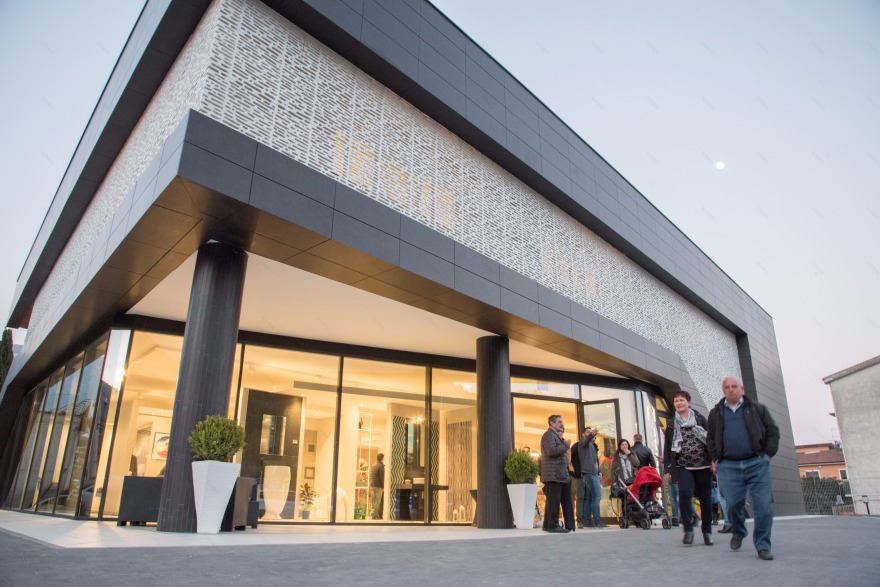 铝构玻璃水泥复合材料打造的意式展厅-4