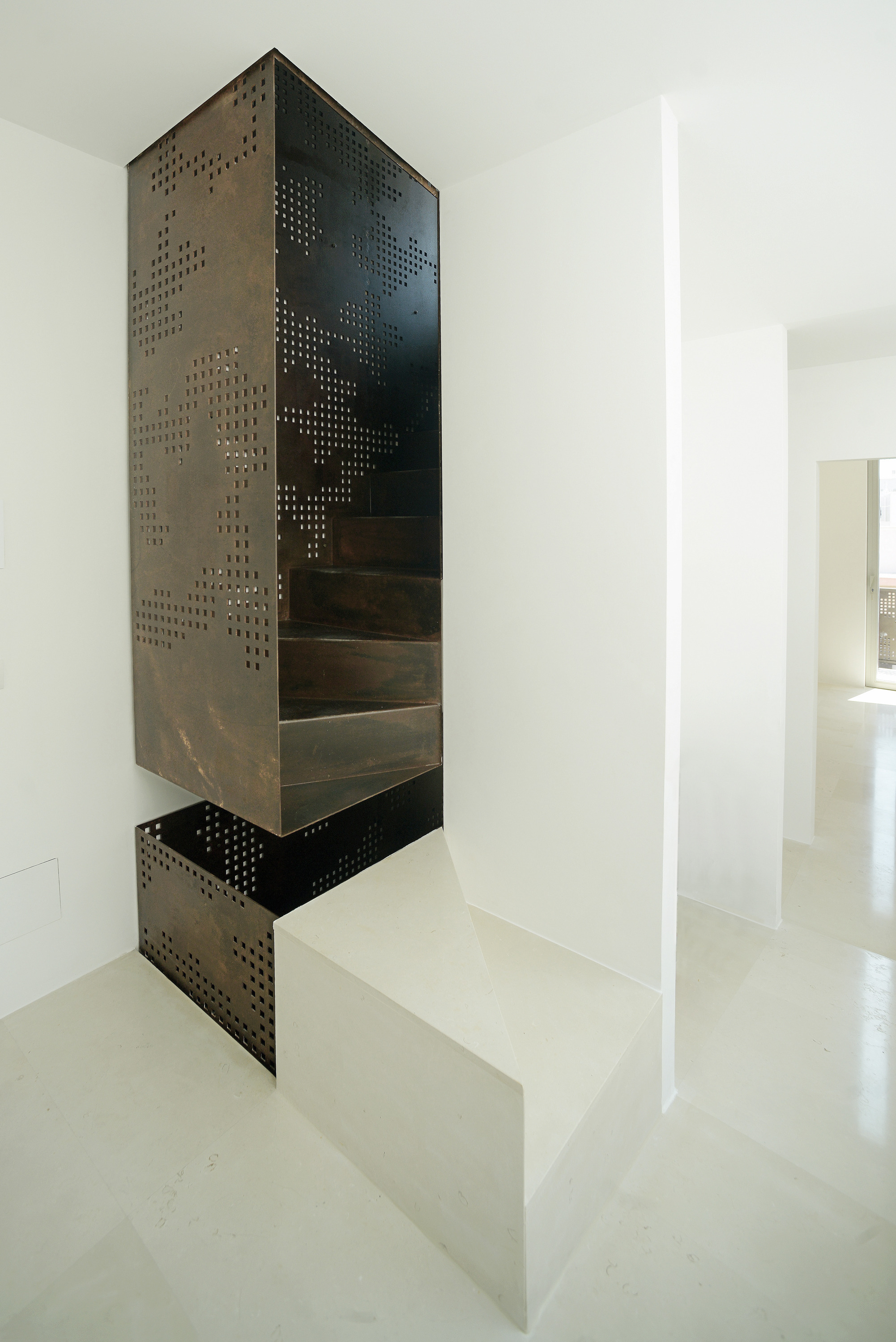 岩石中的三层住宅-15