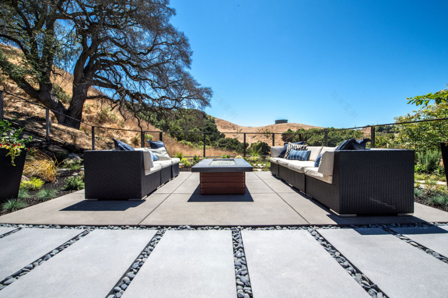 加州 Irvine 现代景观设计 | 混凝土火炉、耐旱植物、ipe 木 deck-0