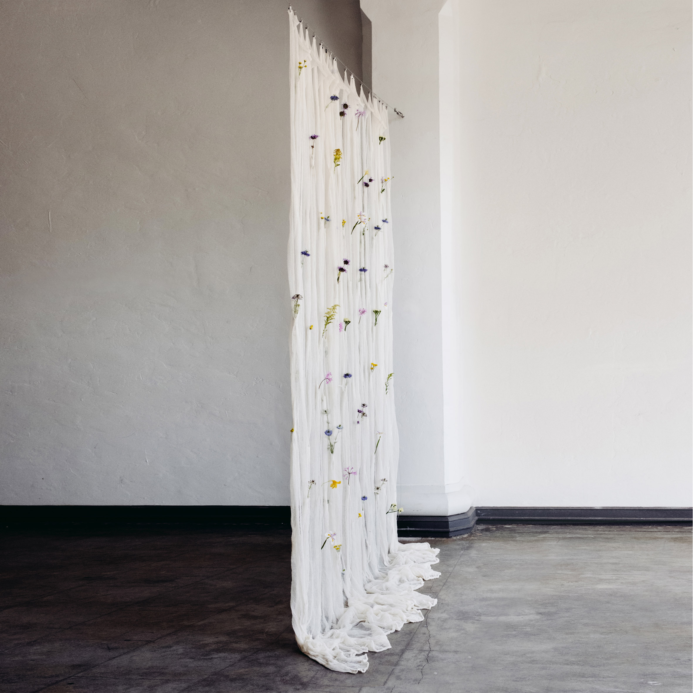 Fresh blooms decorate Draped Flowers Curtain woven from paper-17