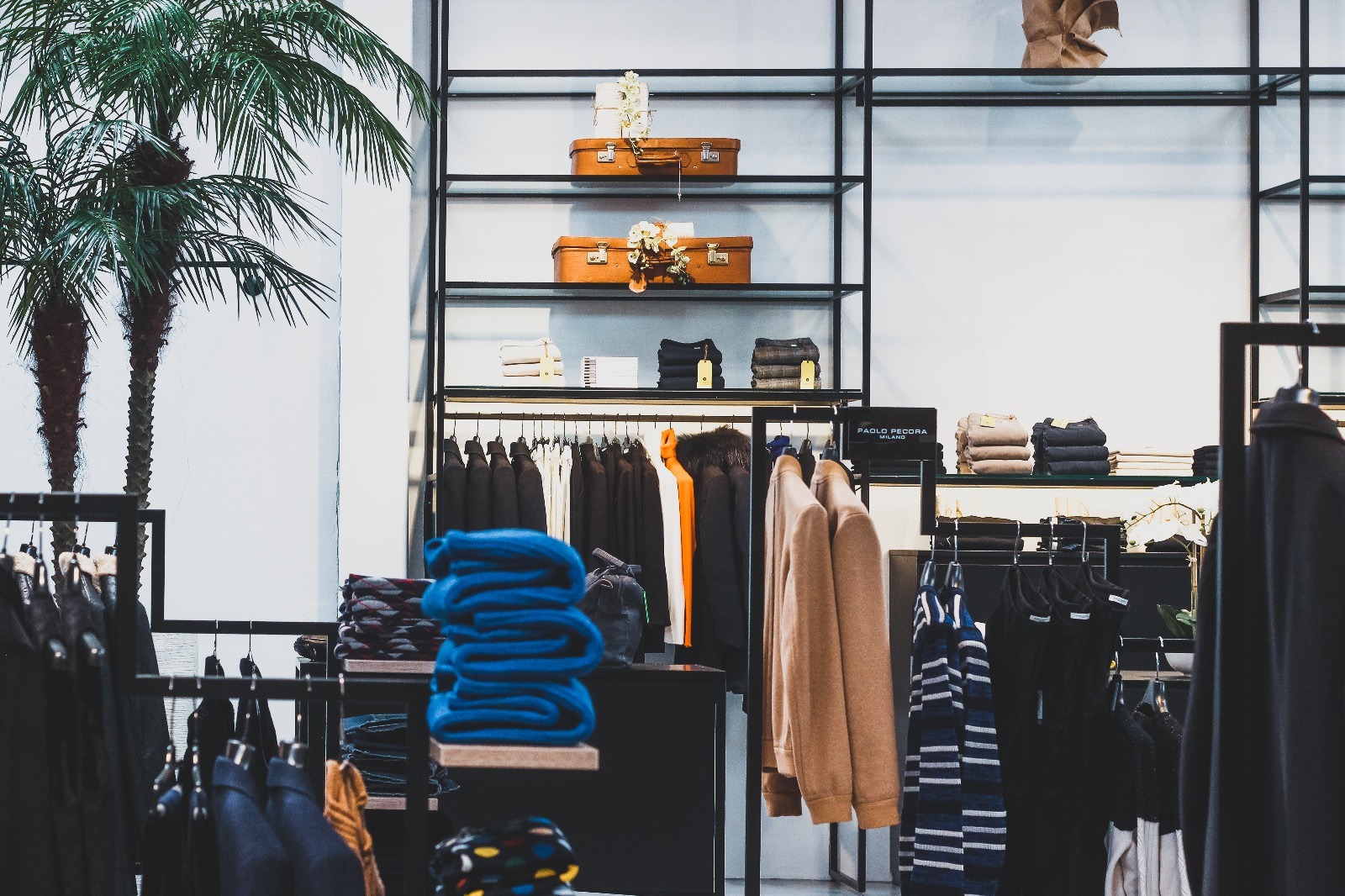 废弃工业建筑的时尚变身——Ghelfi 服装店室内设计-2