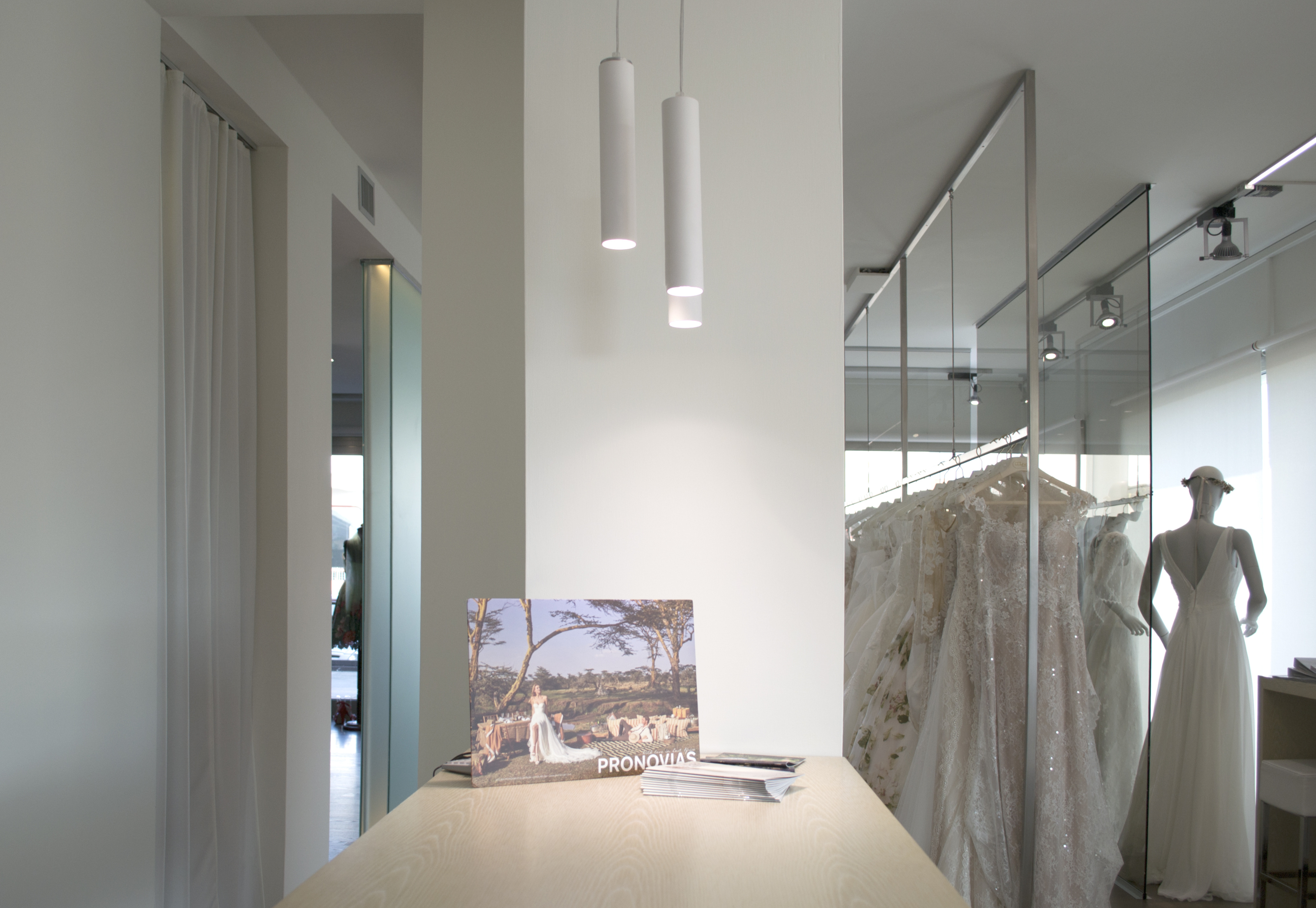 重塑 80 年代住宅底商，打造现代婚庆服饰店-14