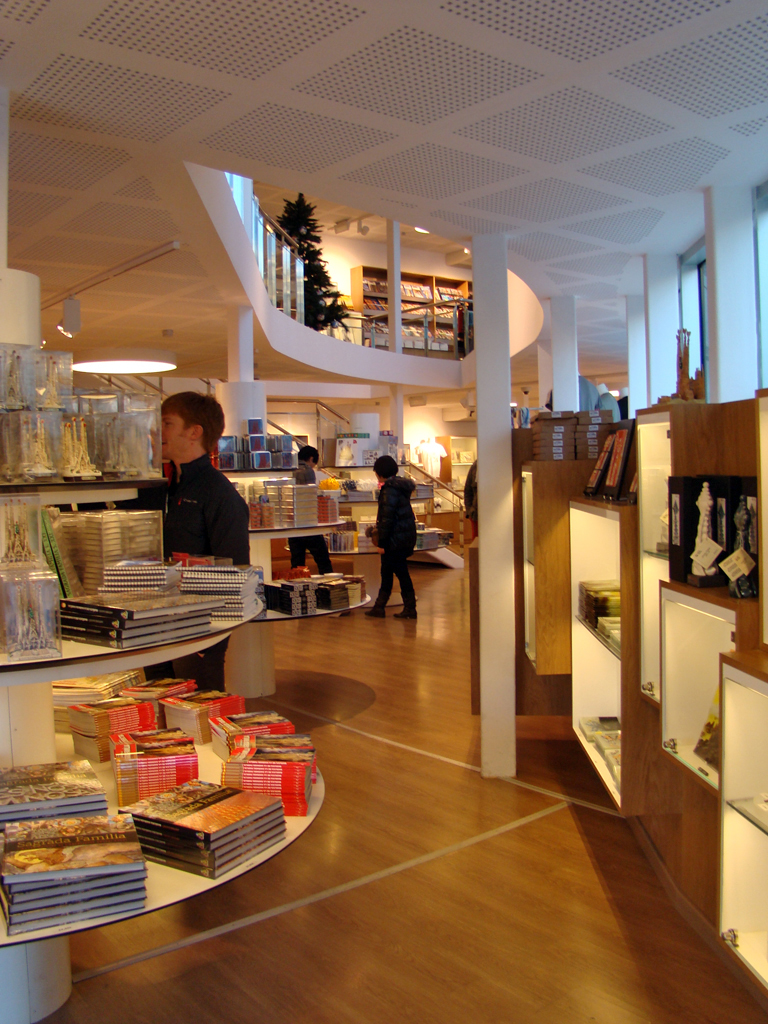 圣家族大教堂临时服务建筑-11