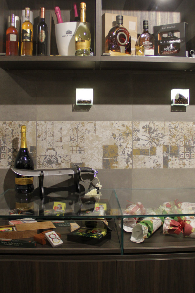 优雅珠宝般的咖啡店设计-12